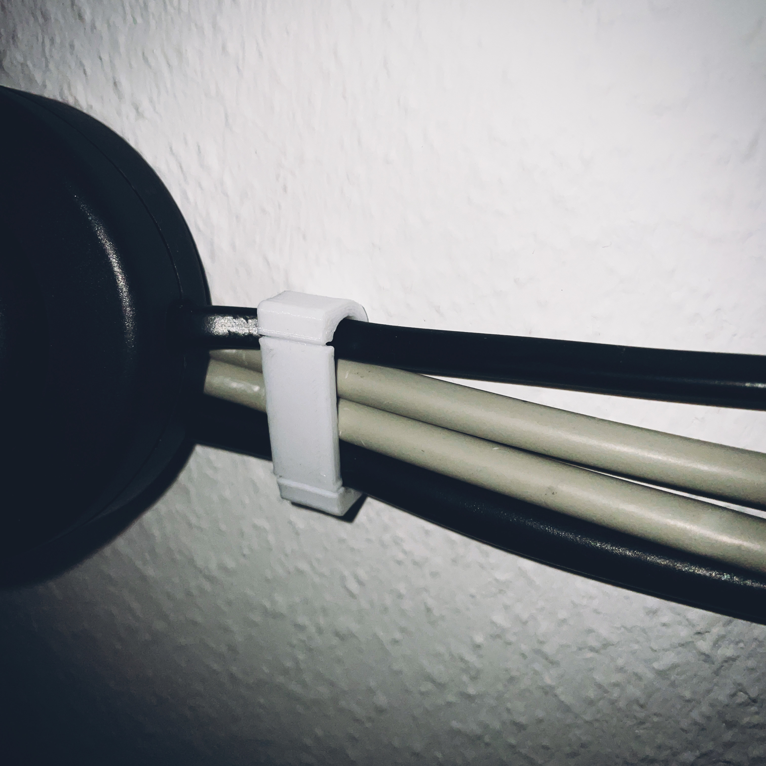 Simple cable holder