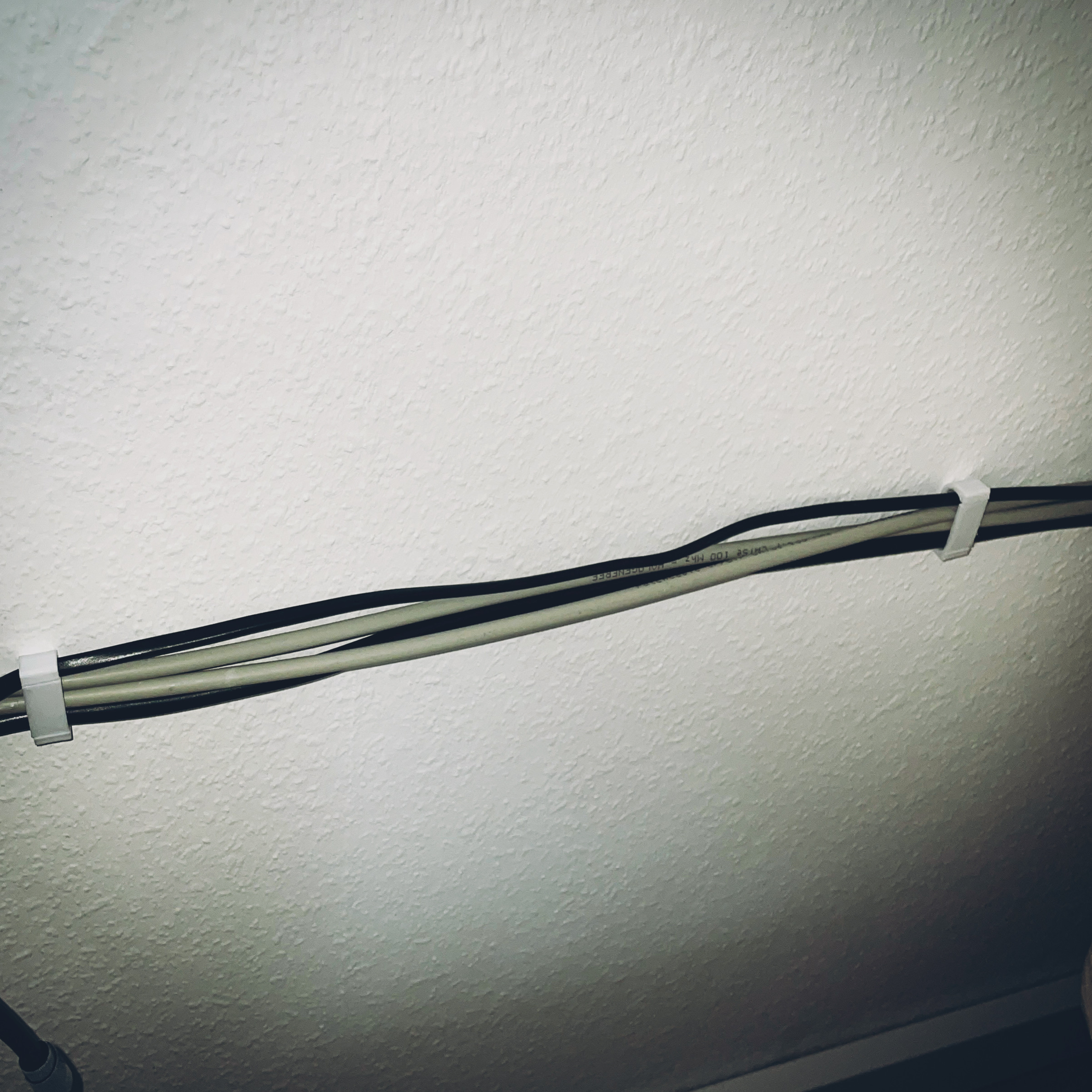 Miniatura 2 do modelo 3D Simple cable holder