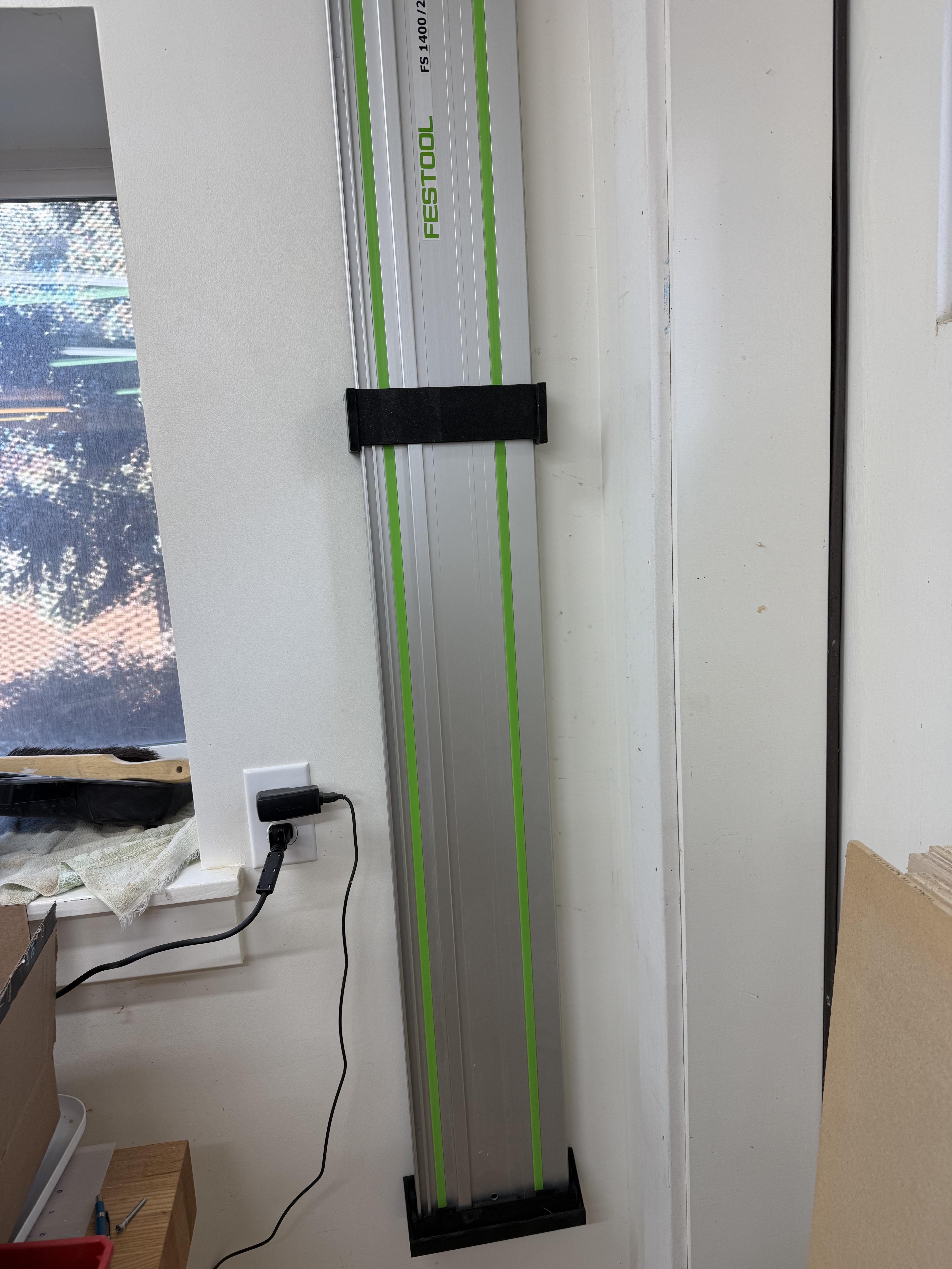 Vertical wall mount holder for Festool guide rails
