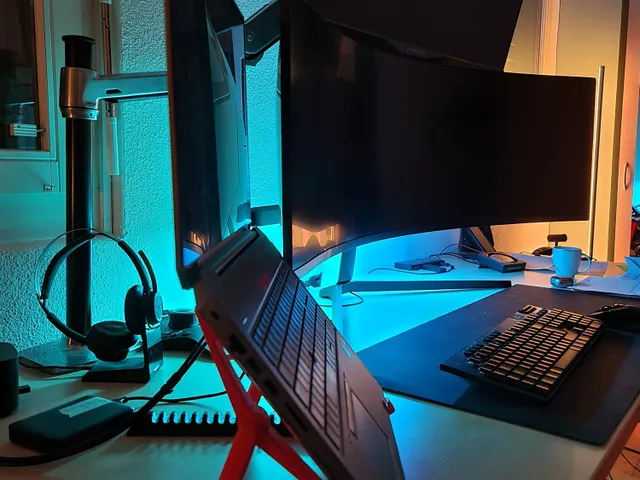 Adjustable laptop stand