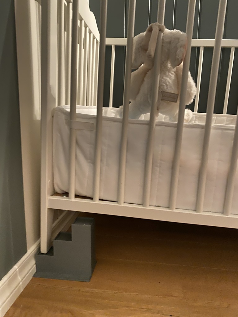 Baby bed hight adjuster 