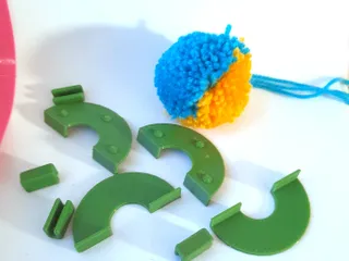 3D Printable PomPom maker by Chris