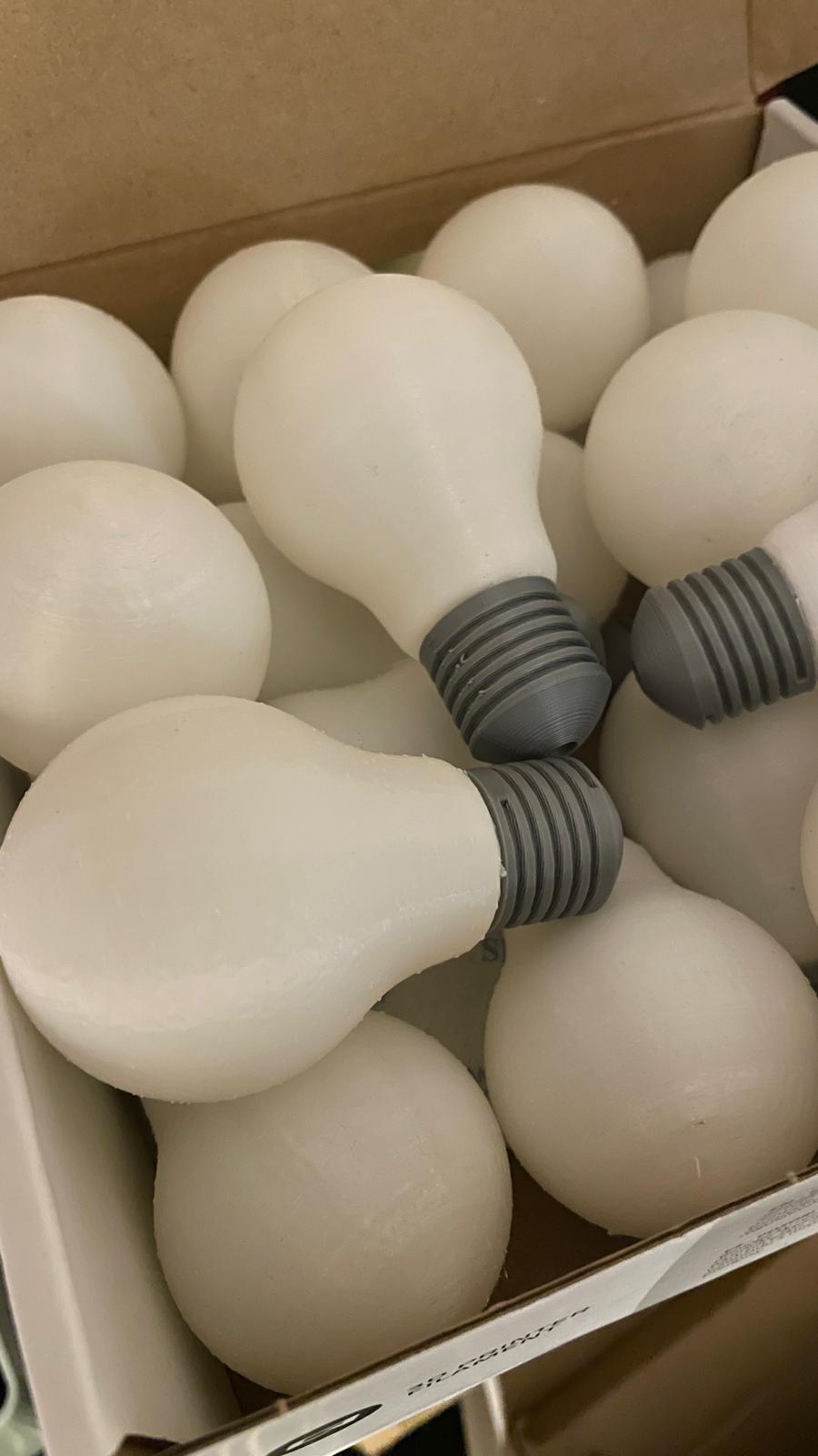 Miniatura 2 do modelo 3D Threaded Light Bulb and Socket for Outdoor String Lights