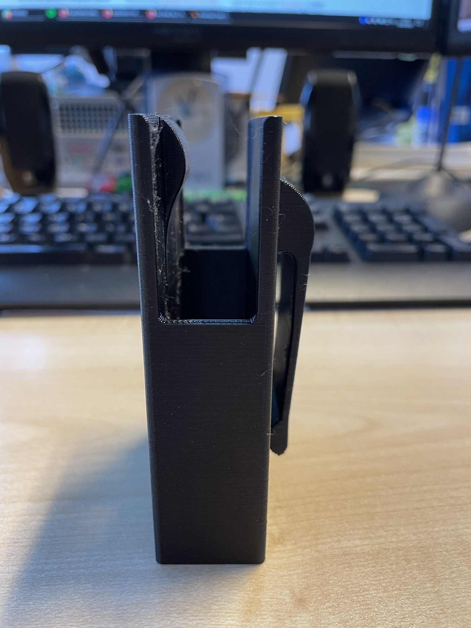 Belt clip battery pack holder by HogwartsTrain Download free STL