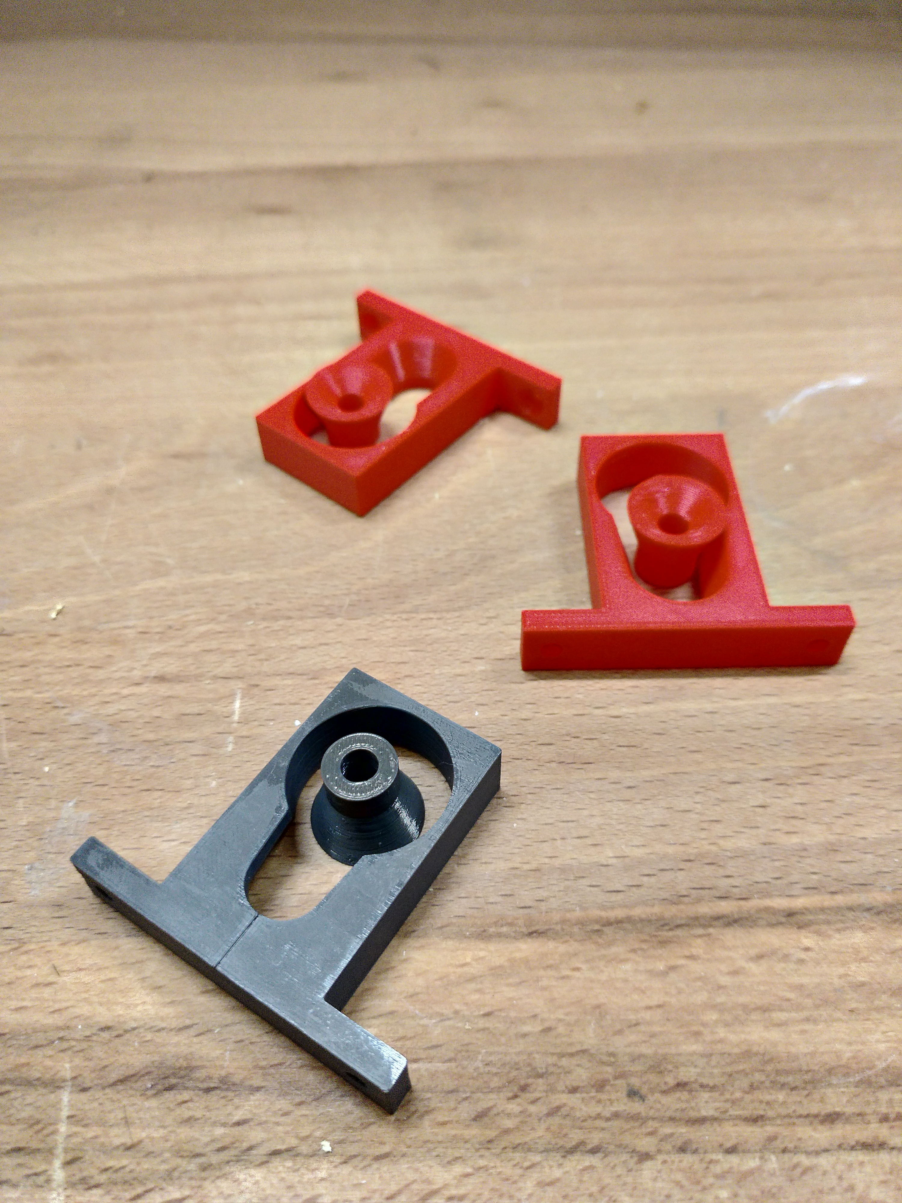 Self-centering Wall Hanger