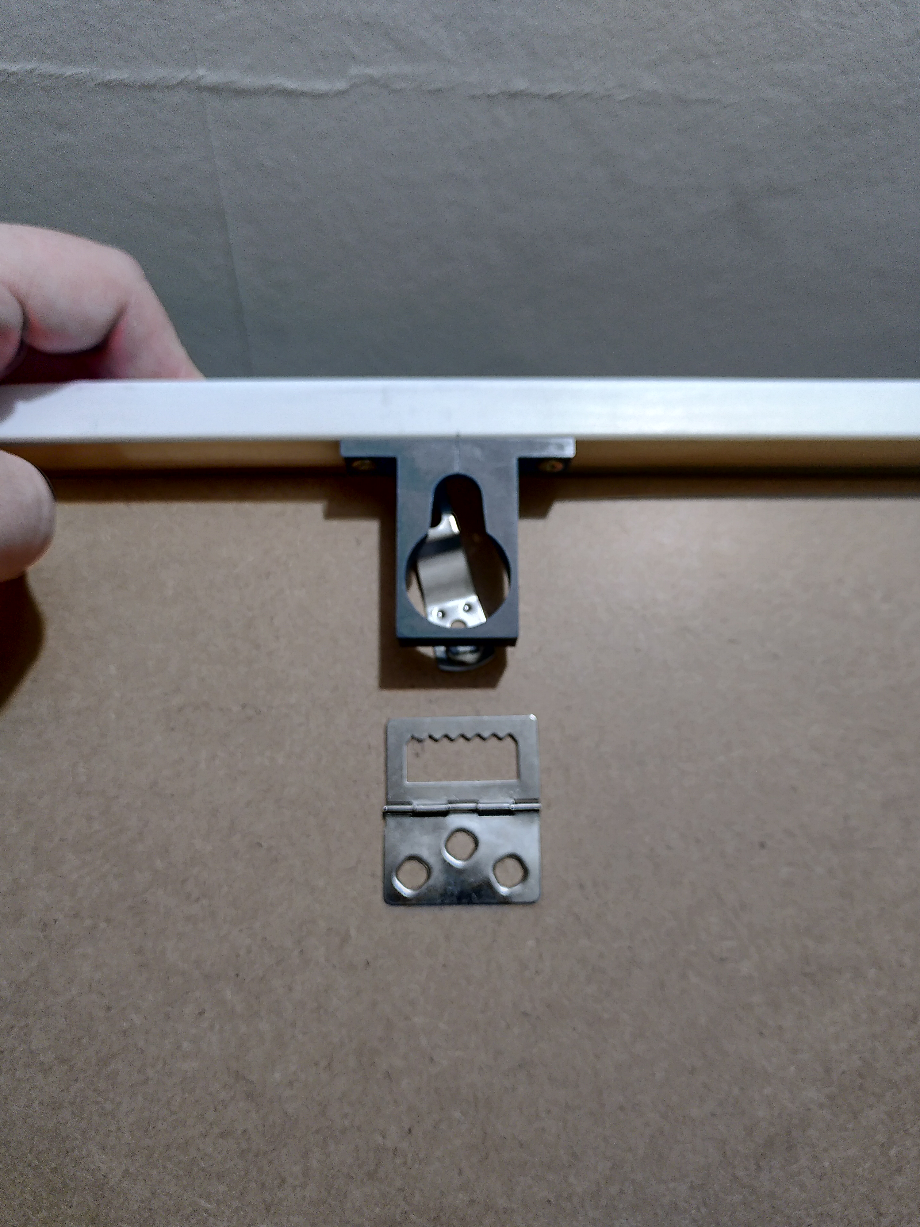 Self-centering Wall Hanger — thumbnail 3