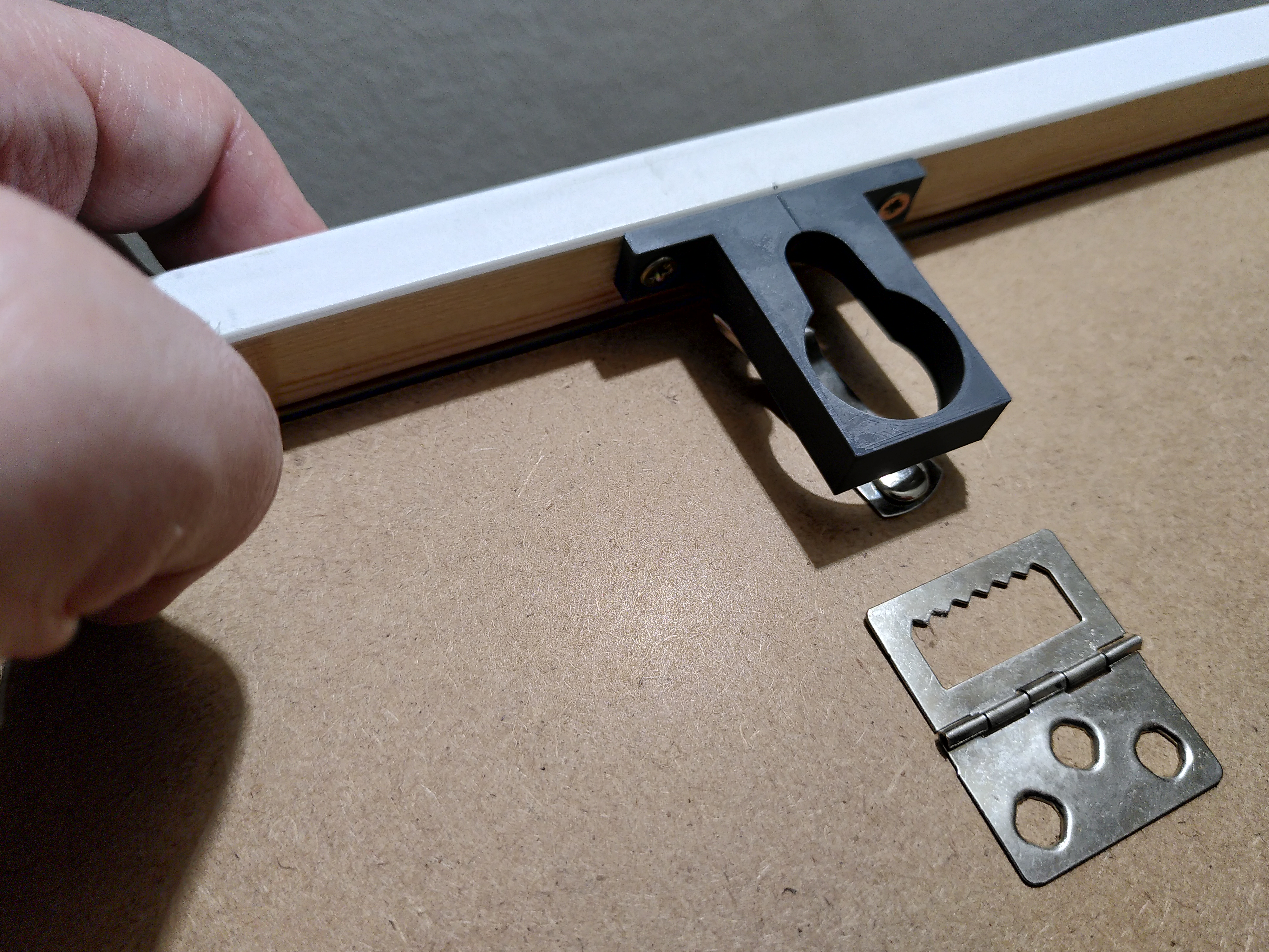 Self-centering Wall Hanger — thumbnail 4