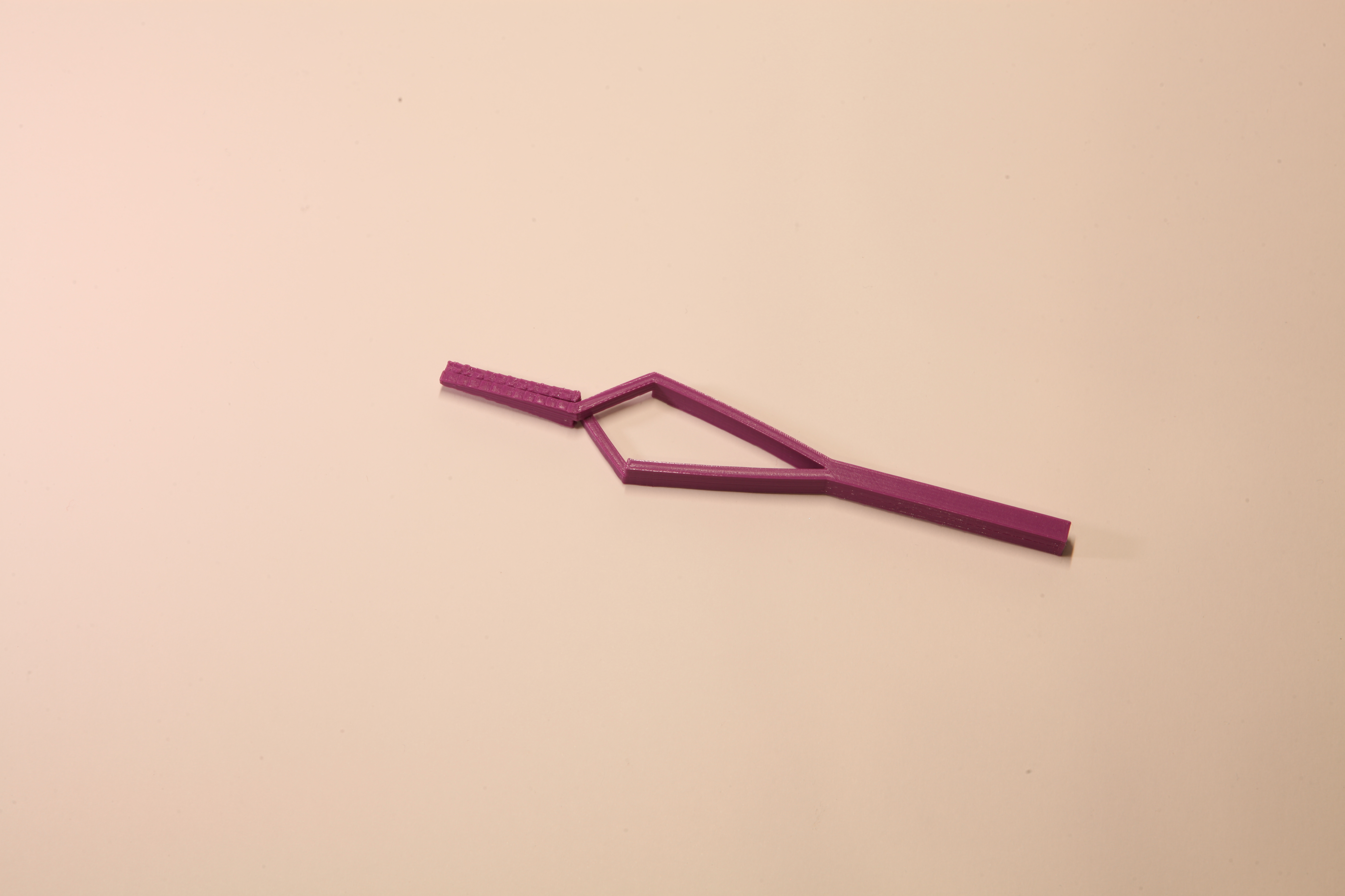 Single-piece reverse action tweezer