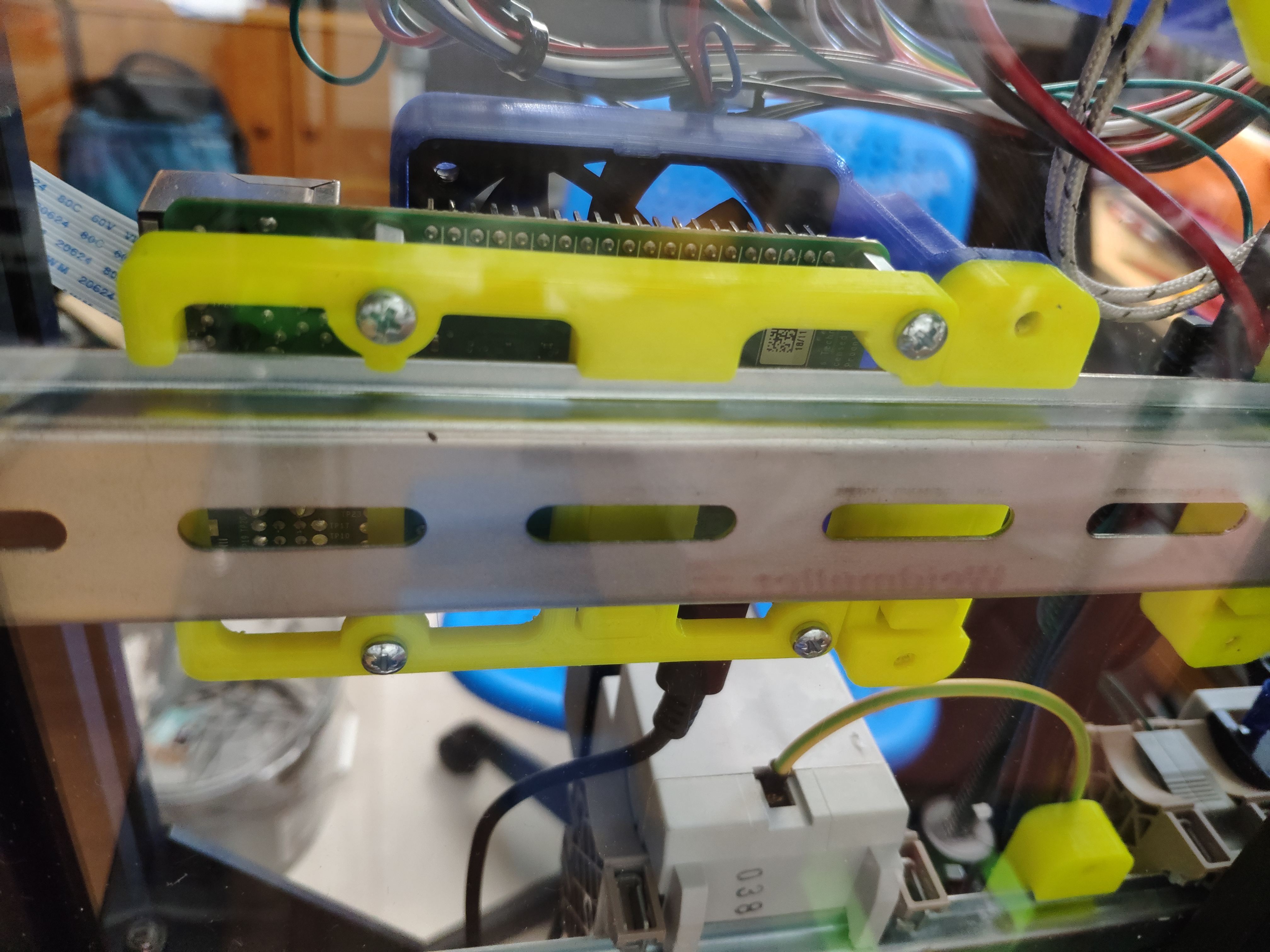 Raspberry Pi 4B DIN rail mount with optional fan by Farnsworth