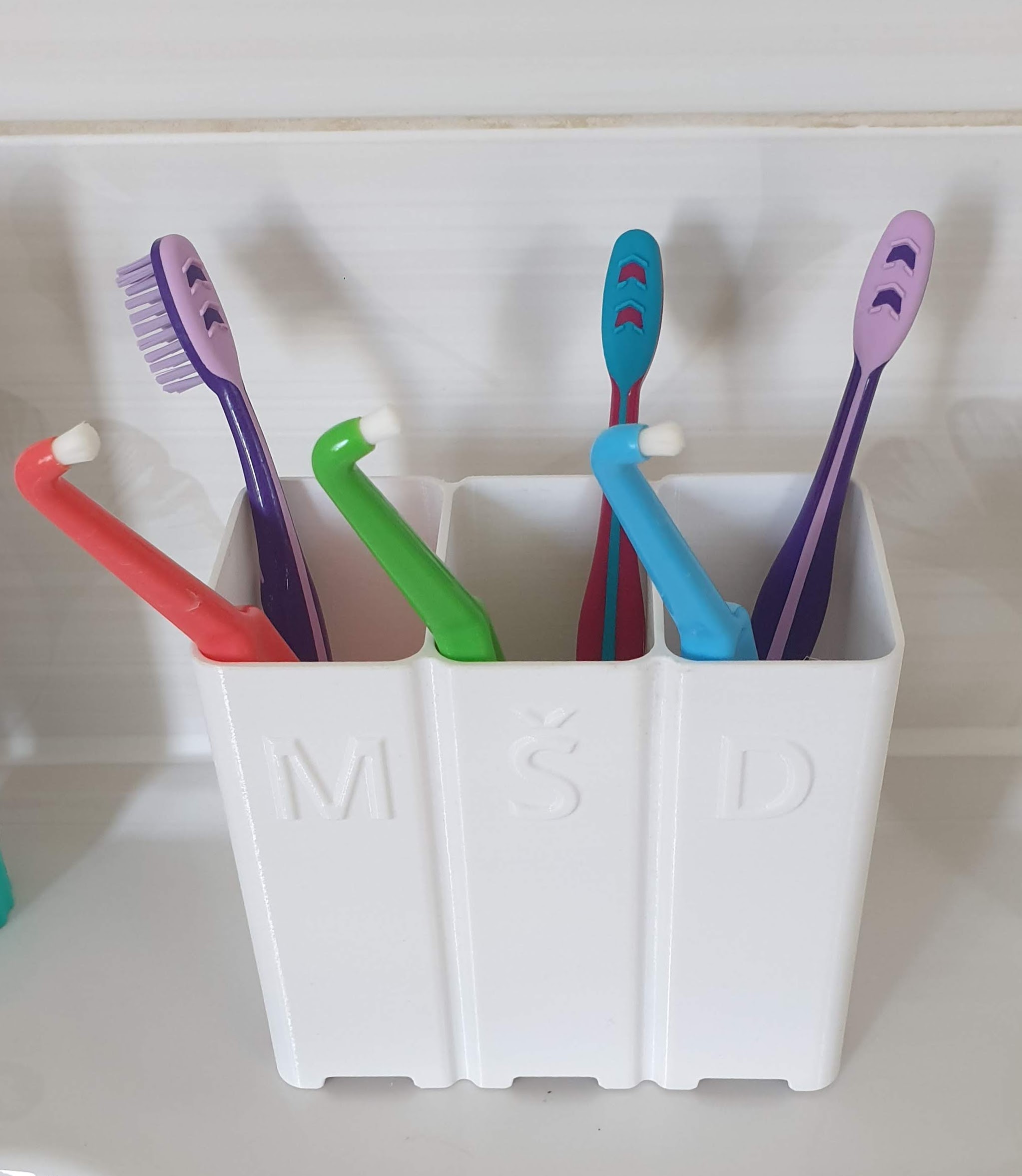 Toothbrushes holder