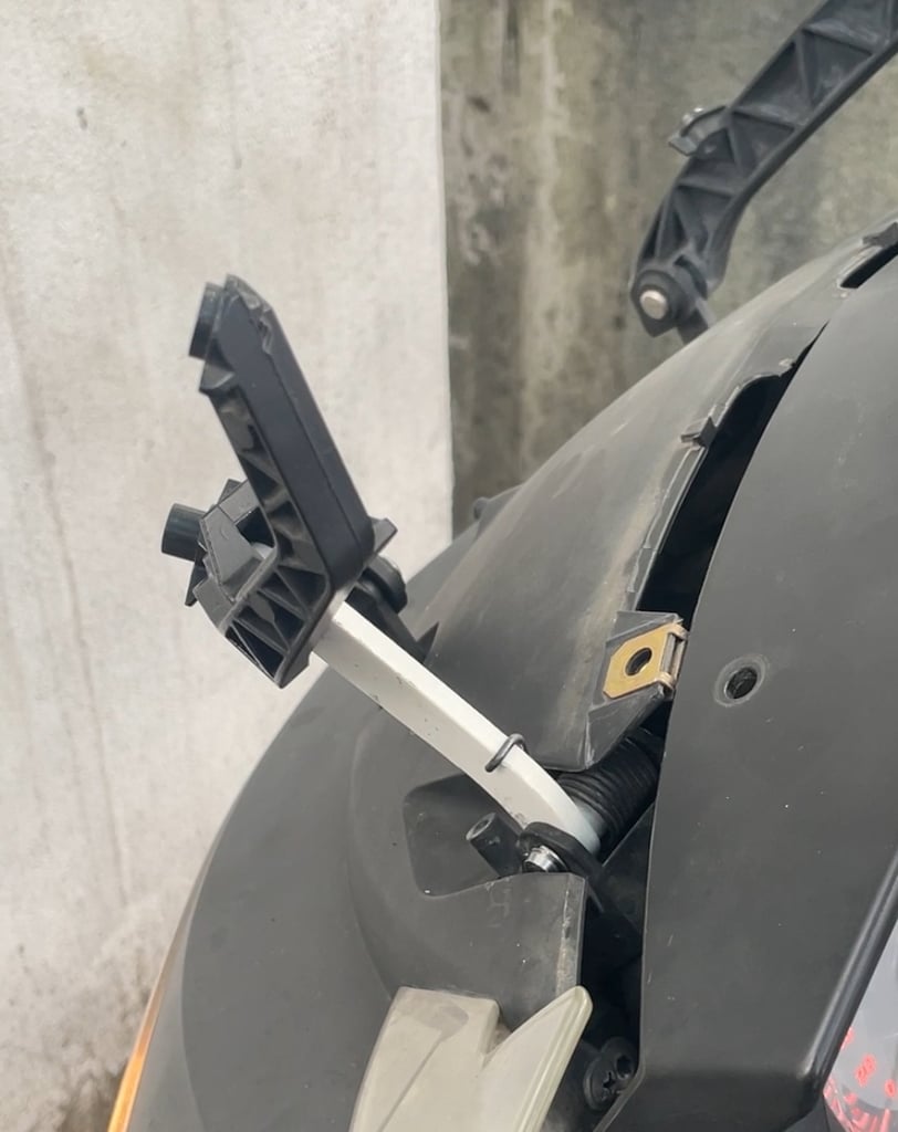 BMW R1200RT Oilhead windscreen arm