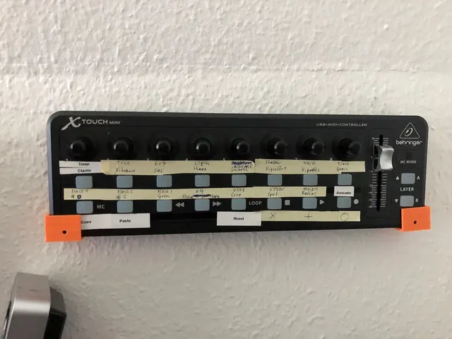Behringer Xtouch Mini wall holder