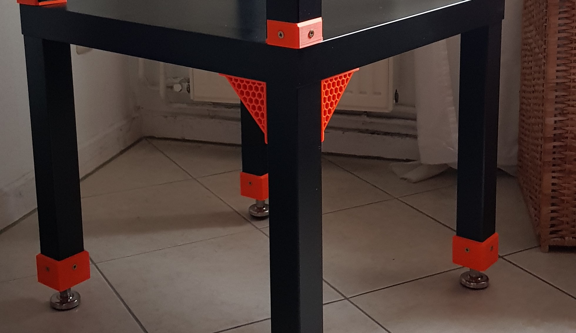 Miniatura 2 do modelo 3D Angle bracket with hexgon pattern for Ikea lack enclosure
