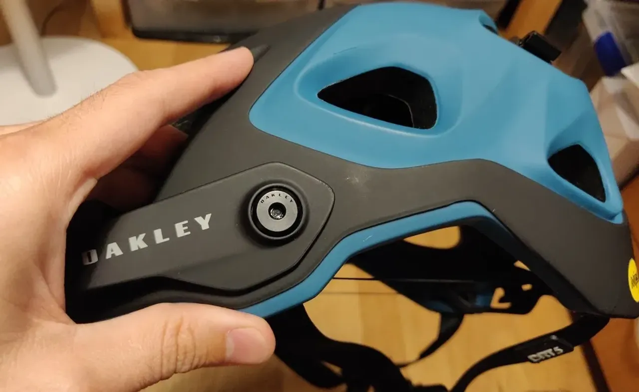 Oakley DRT5 helmet visor nut by deyavi | Download free STL model |  
