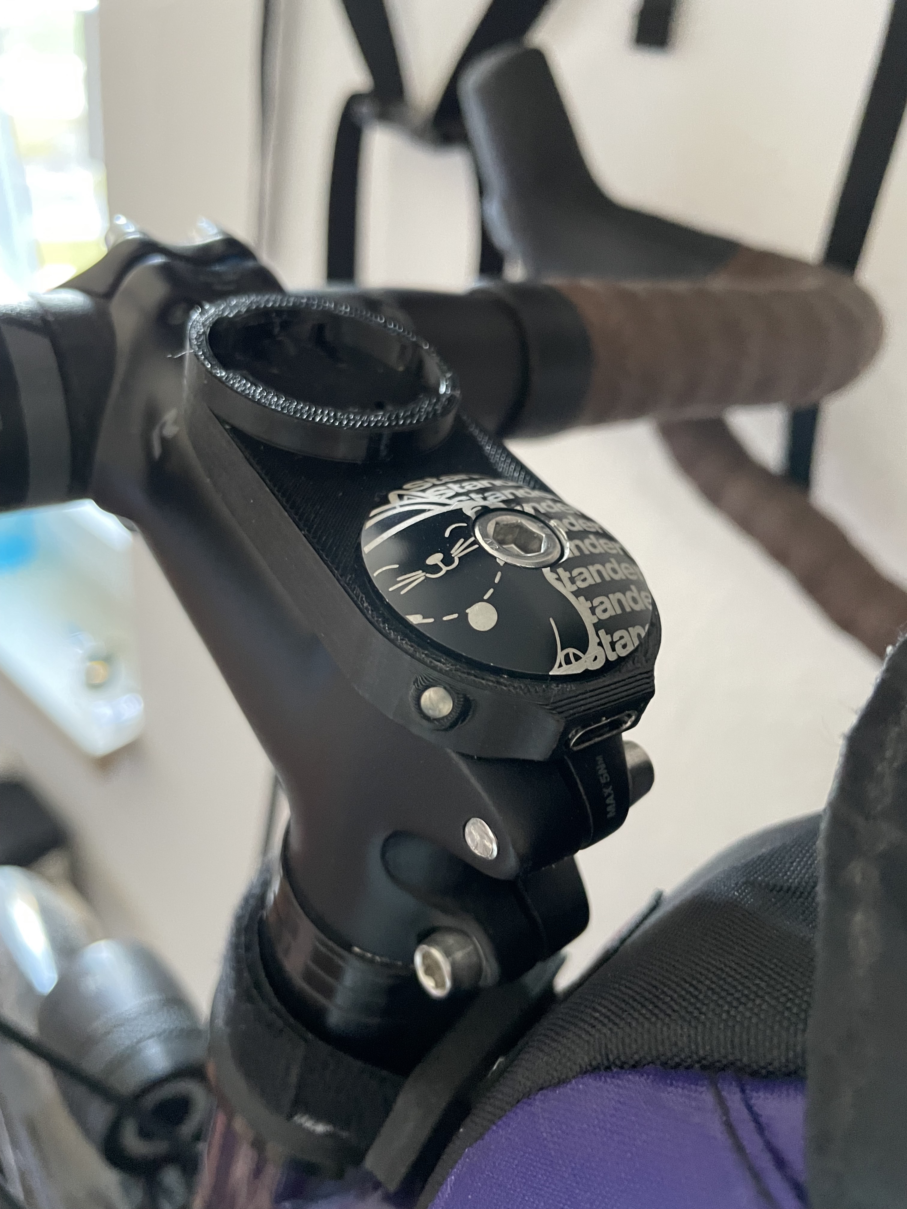 USB Type C connector for head tube