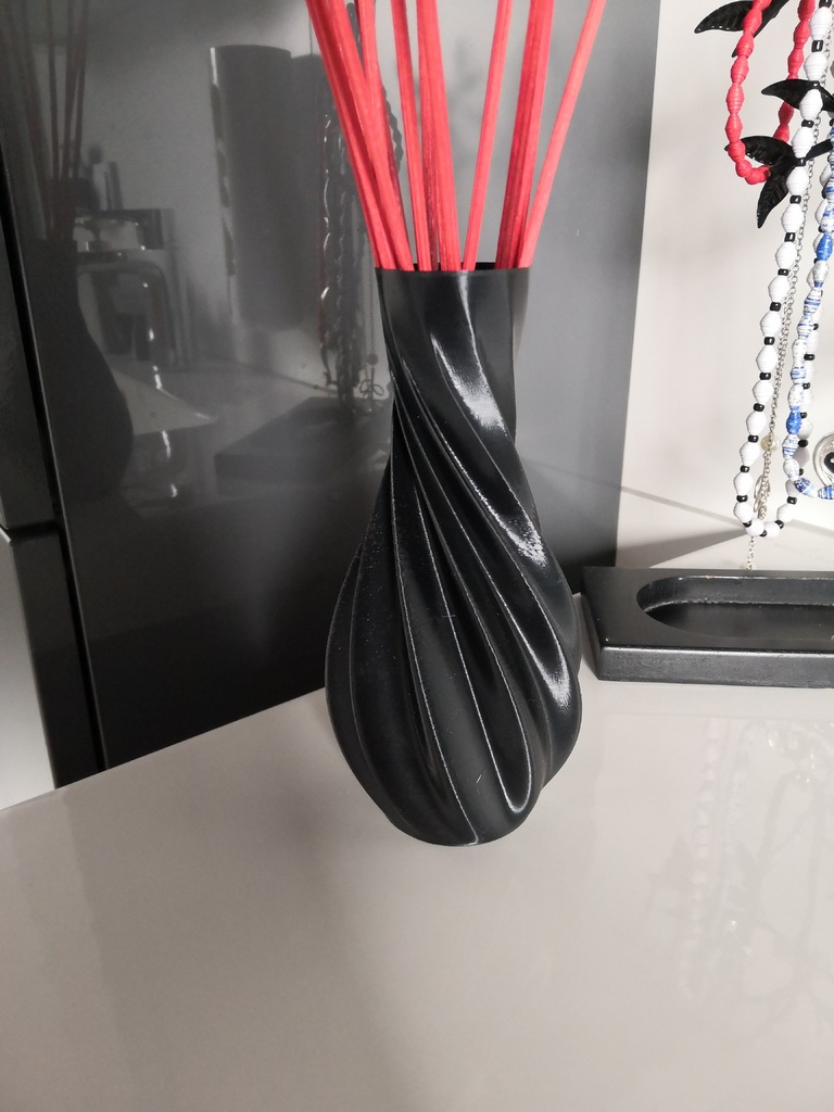 Miniatura 3 do modelo 3D Twisted Silk Vase