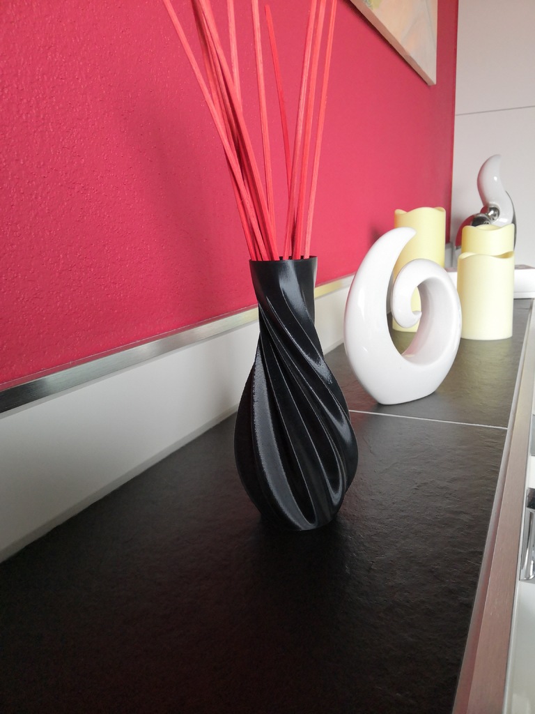 Miniatura 4 do modelo 3D Twisted Silk Vase