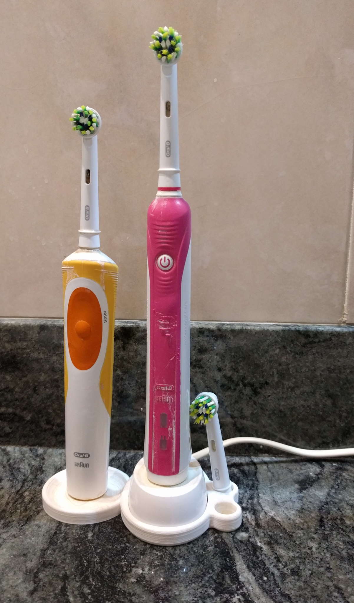Support for Oral B brushes and refills