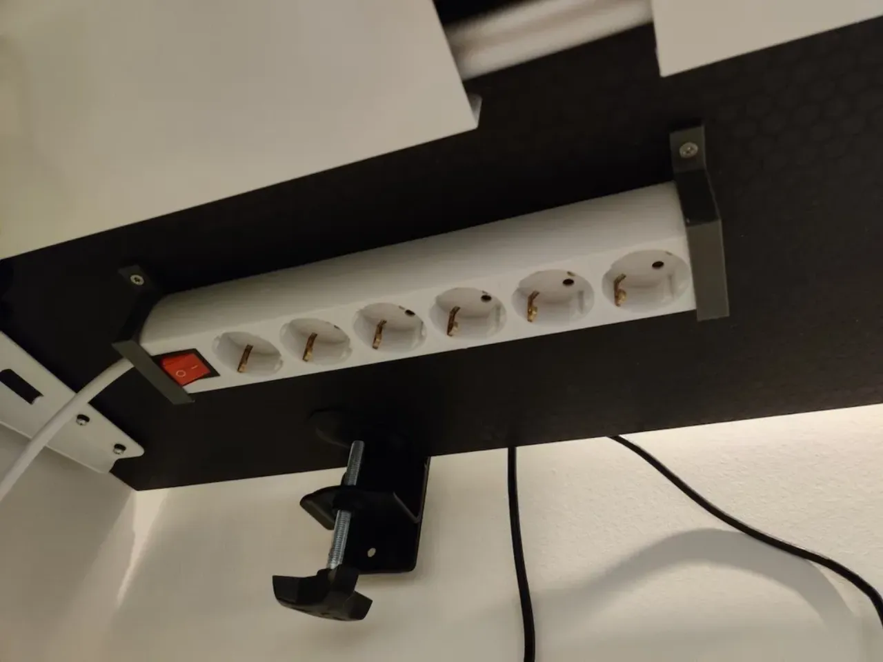 STL file Cable management box for power strip 🔌・3D printable