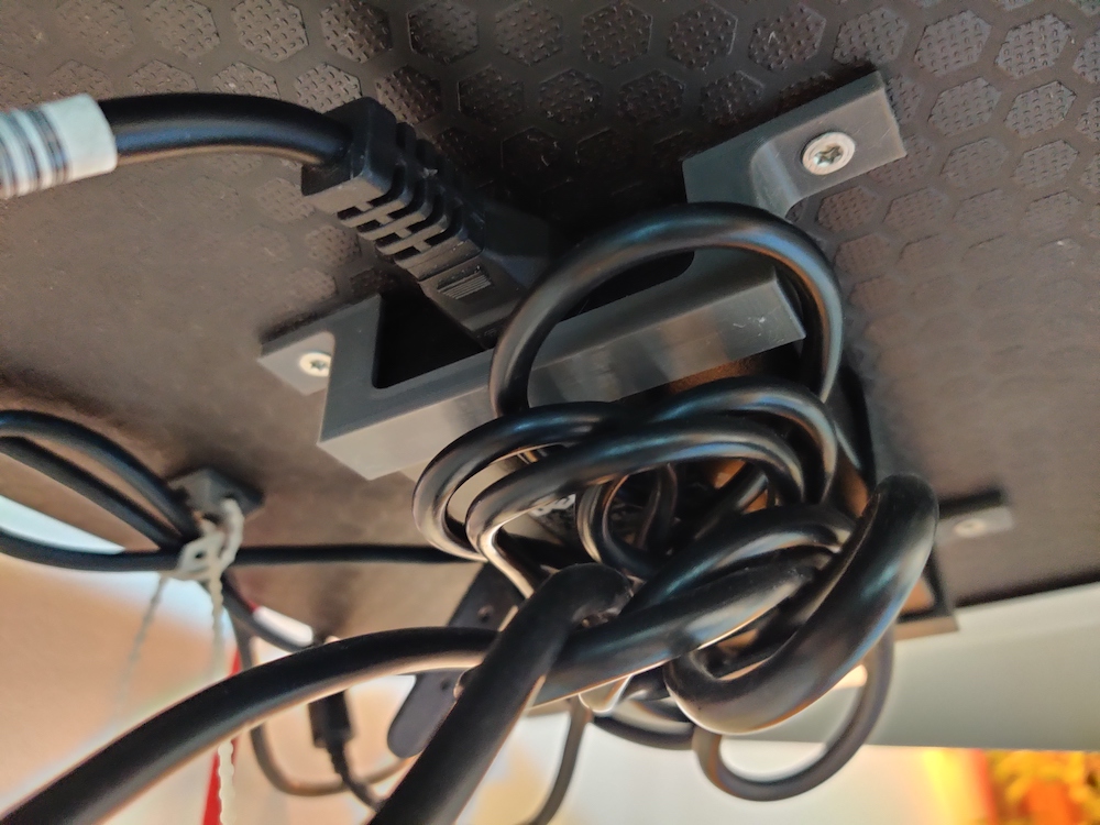 Parameterized Power Strip Mount by jodoll Download free STL model