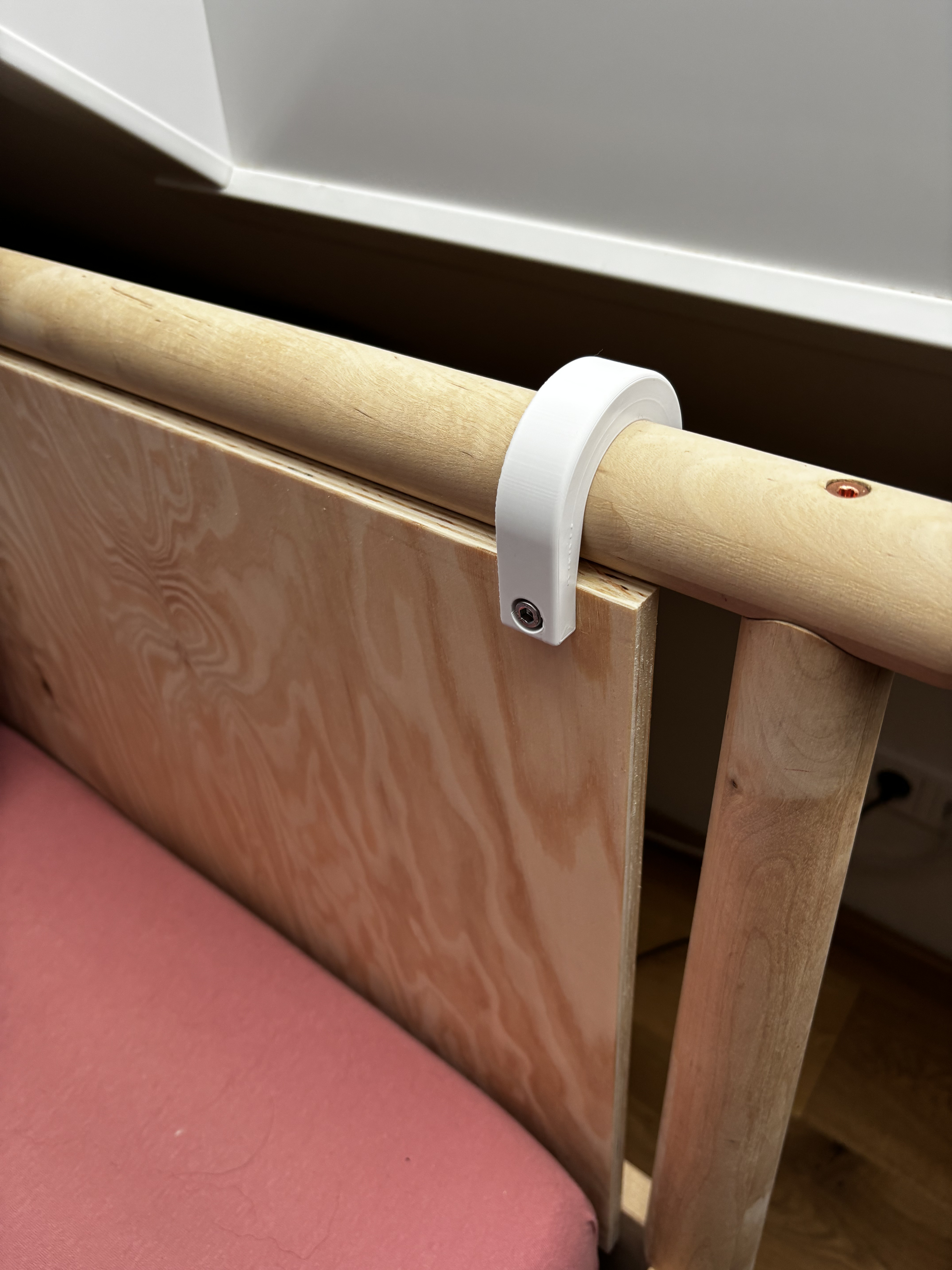 Gjöra bed backrest mount