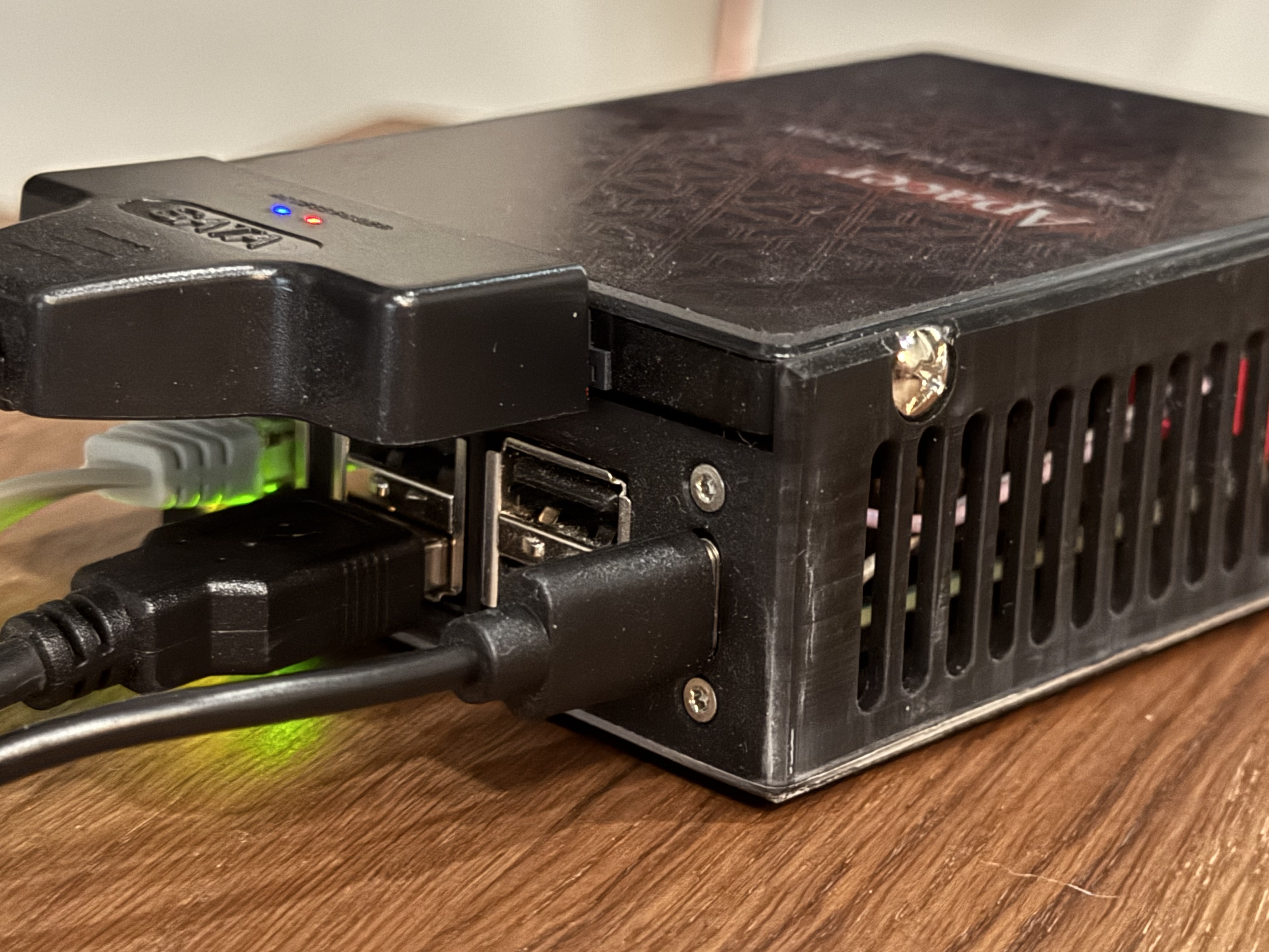 Raspberry Capsule: Custom Case for Raspberry Pi 2 + 2.5" SSD