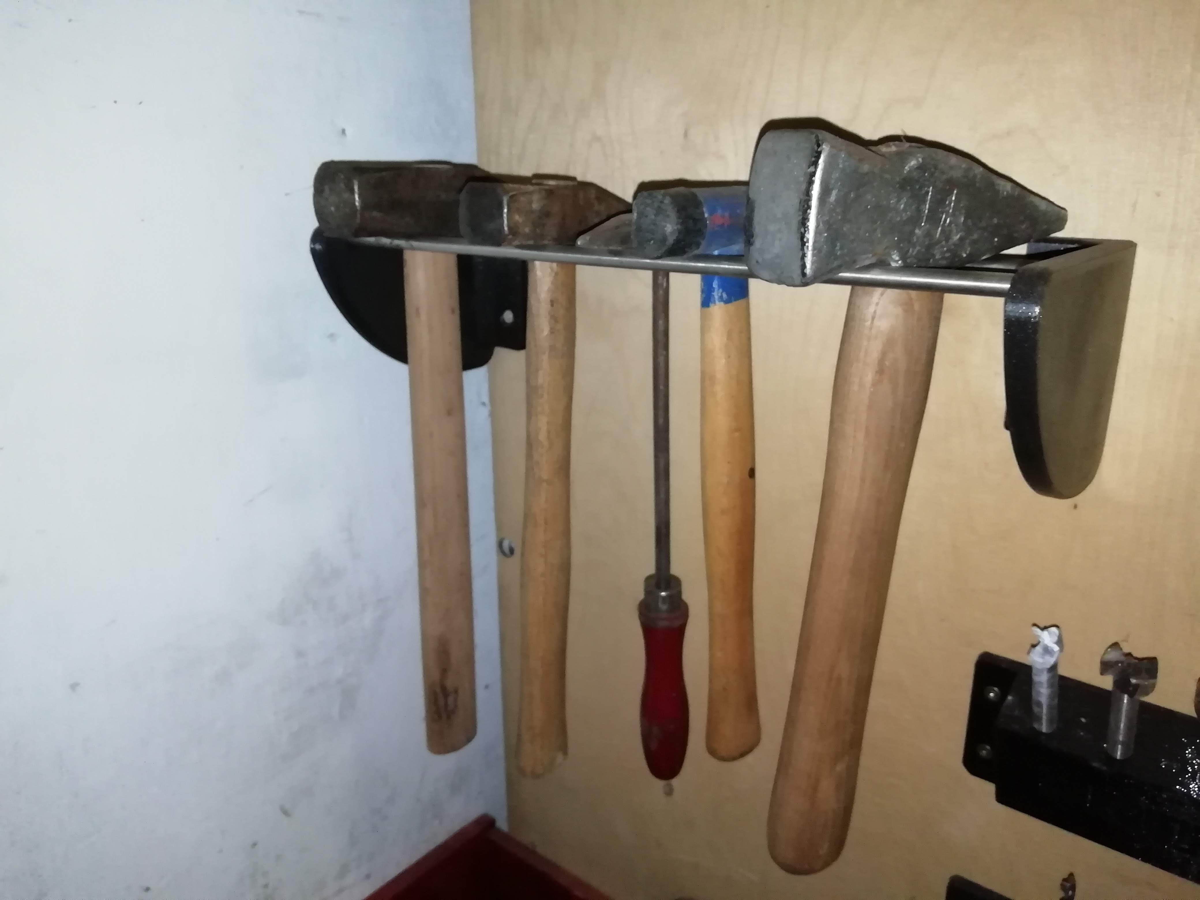 Wall mount for hammers