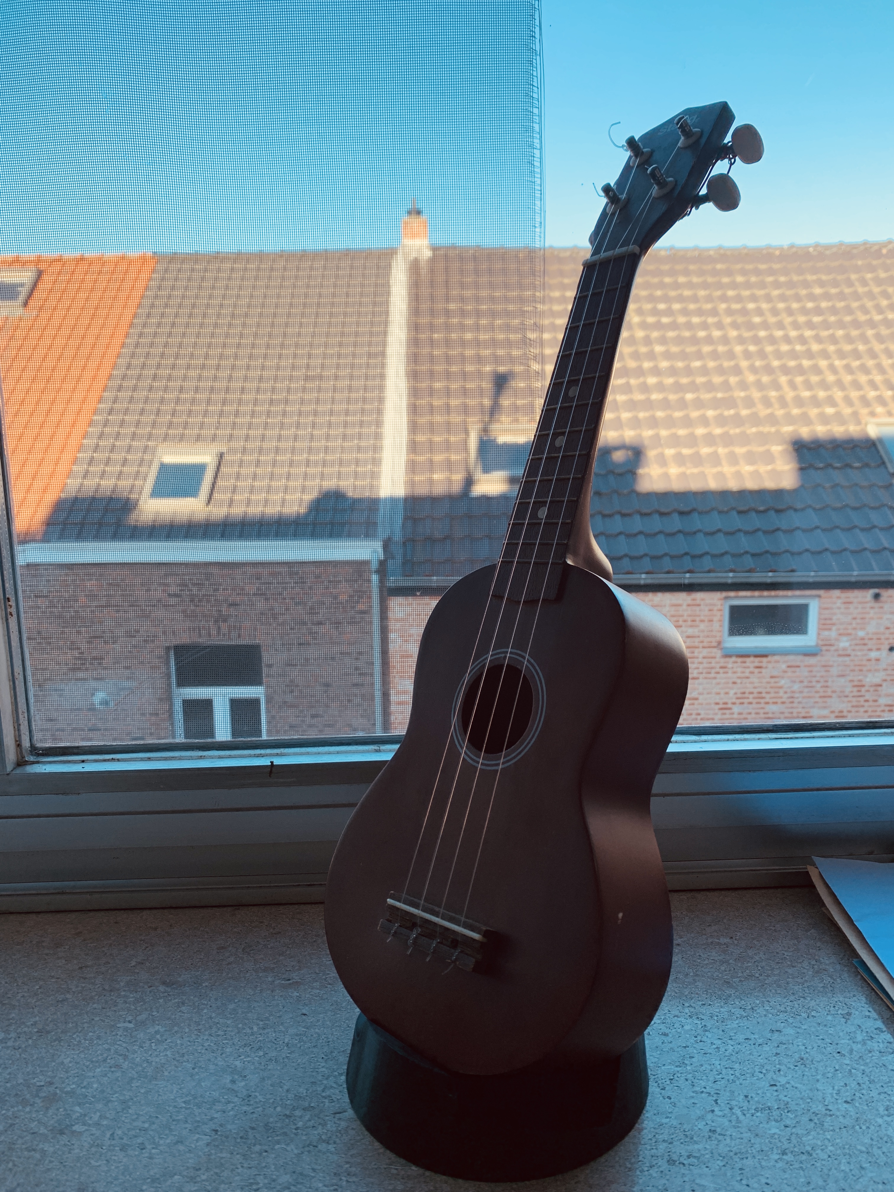 ukulele / guitar stand  with counter weight (no support)