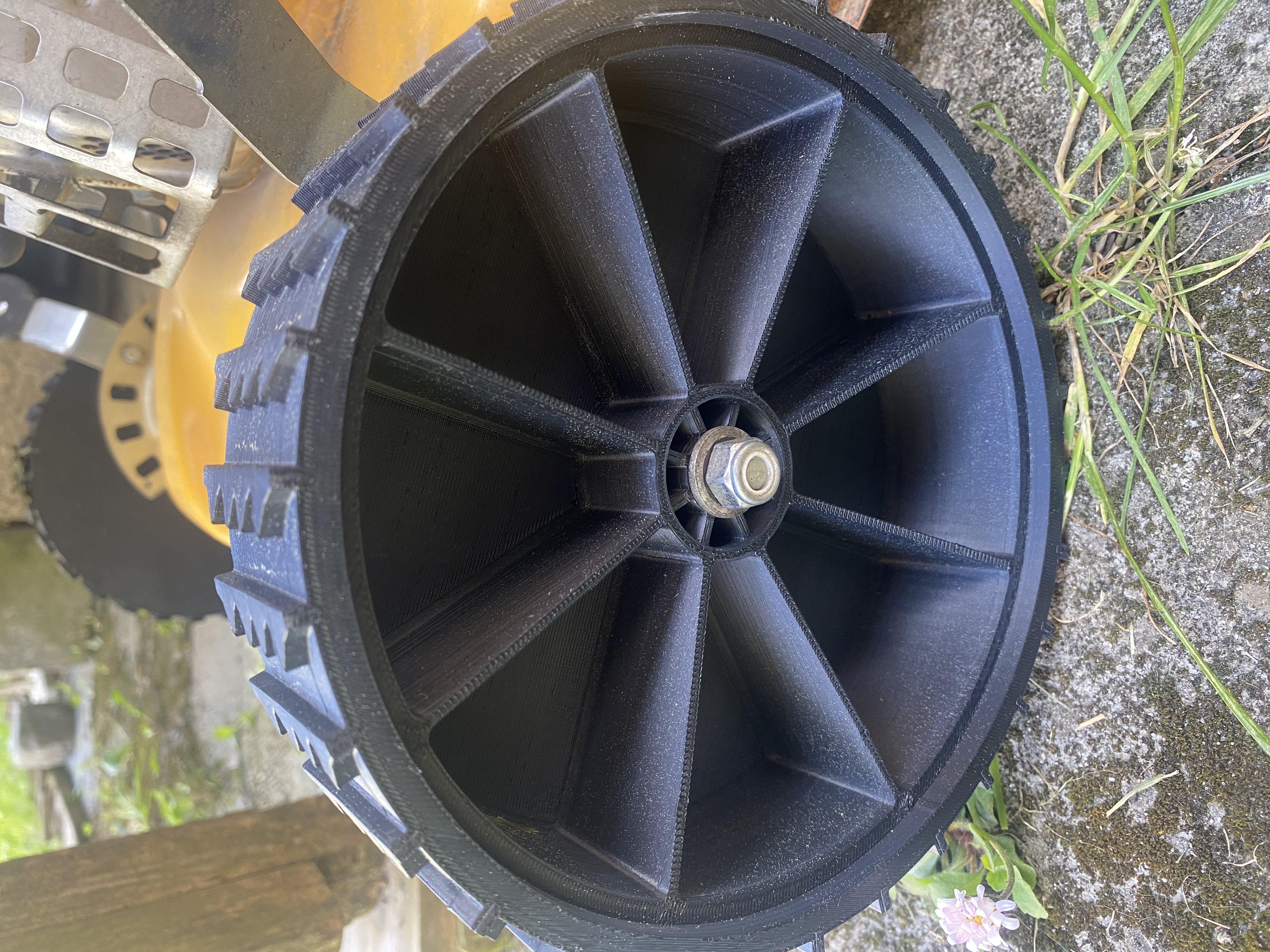 Lawnmower wheel — thumbnail 2