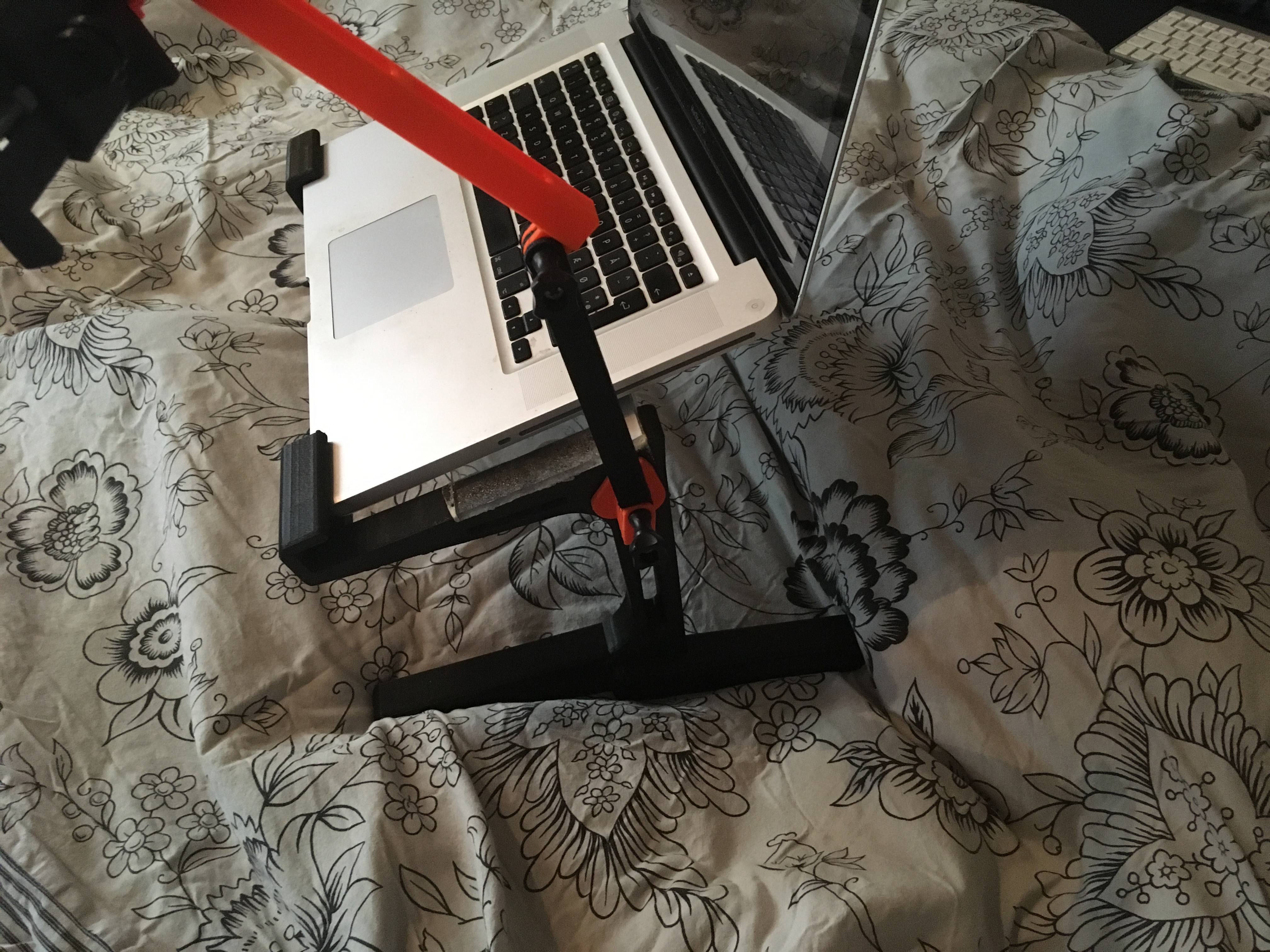 Macbook pro - bed stand