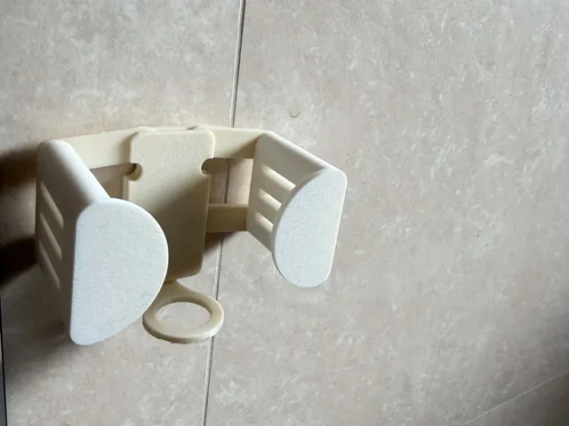 Universal holeder