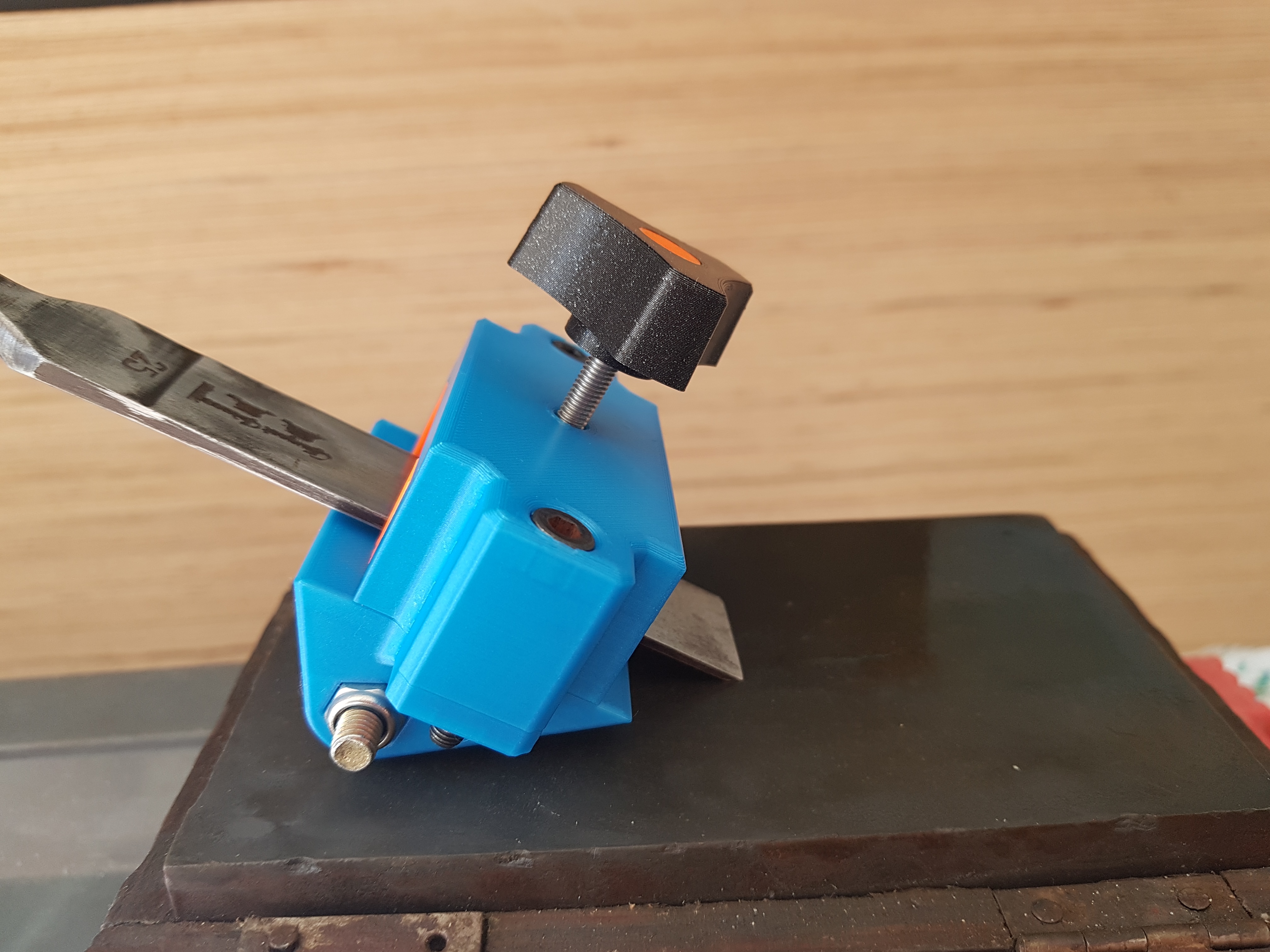 Wood chisel sharpening guide