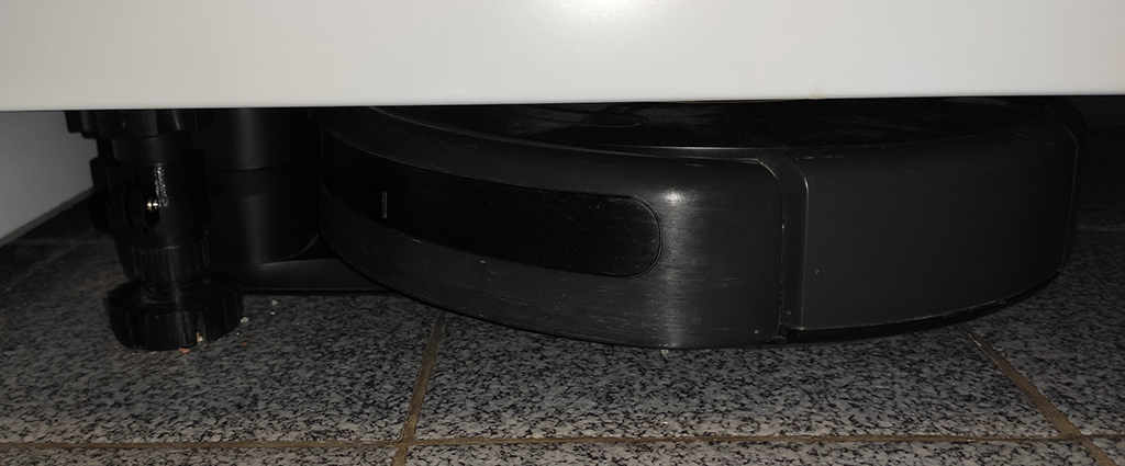Roomba charging base holder