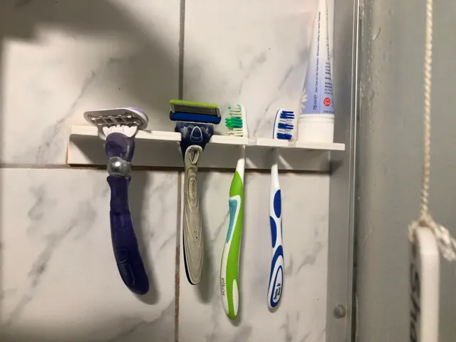 Zahnbürsten Rasierer Halter Dusche /  Toothbrushes Shaver Holder Shower