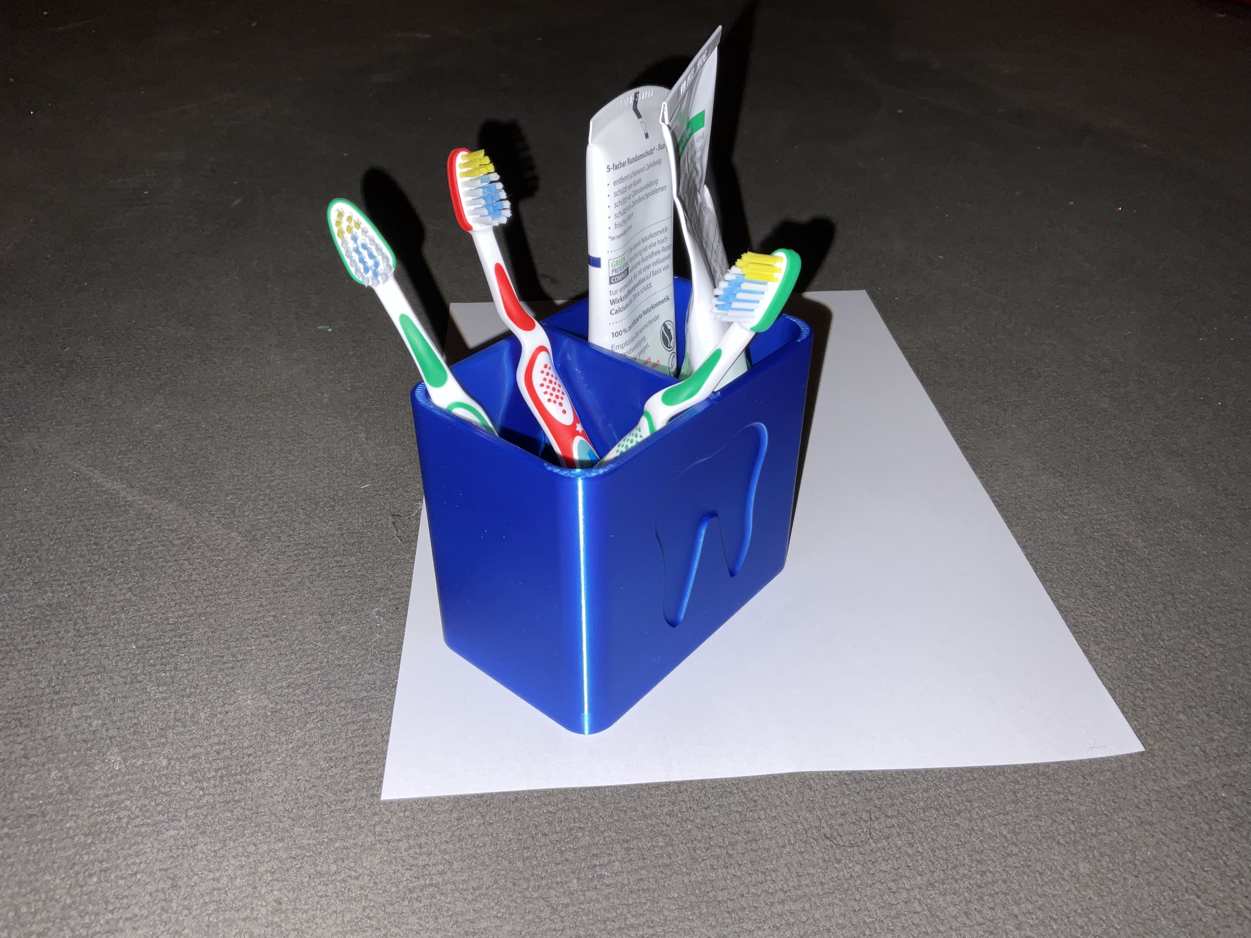 Miniatura 2 do modelo 3D Toothbrush and paste holder