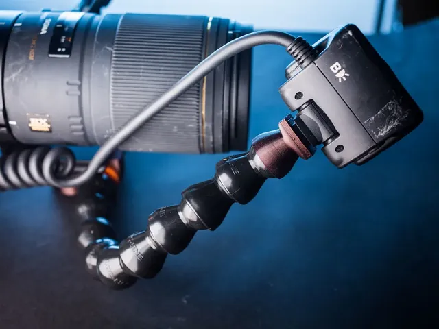 Twin flash arm system for Canon MT-24EX