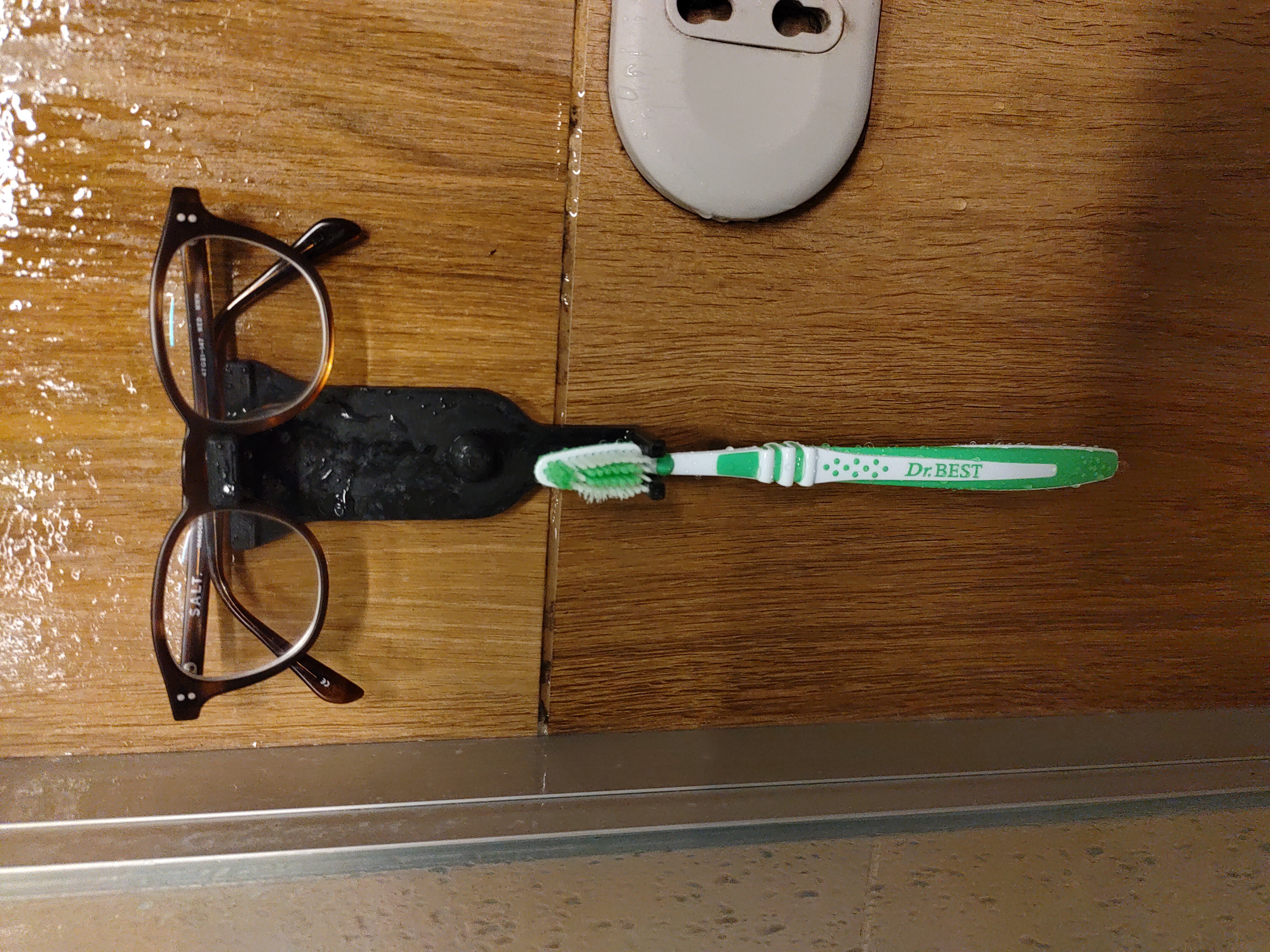 Toothbrush and Glassesholder