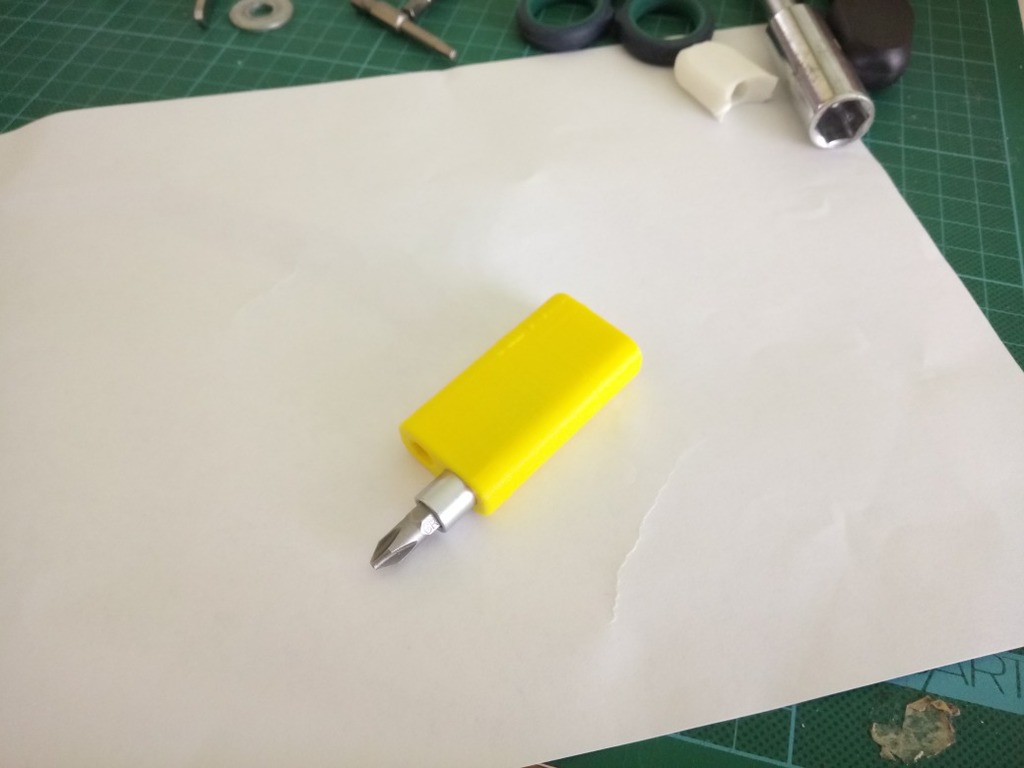 Miniatura 2 do modelo 3D Compact screwdriver with bit eject button
