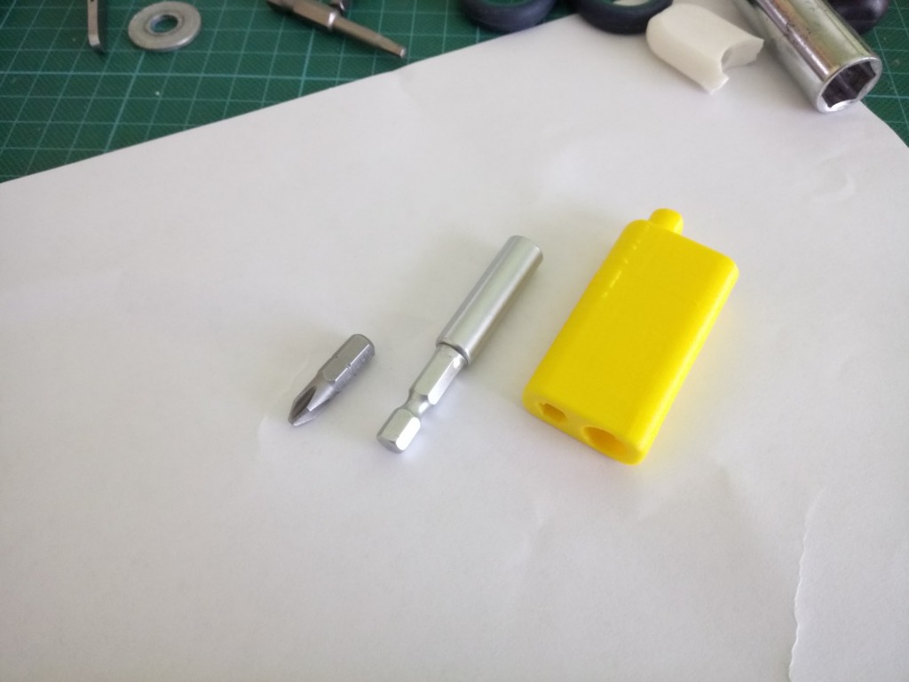 Miniatura 3 do modelo 3D Compact screwdriver with bit eject button