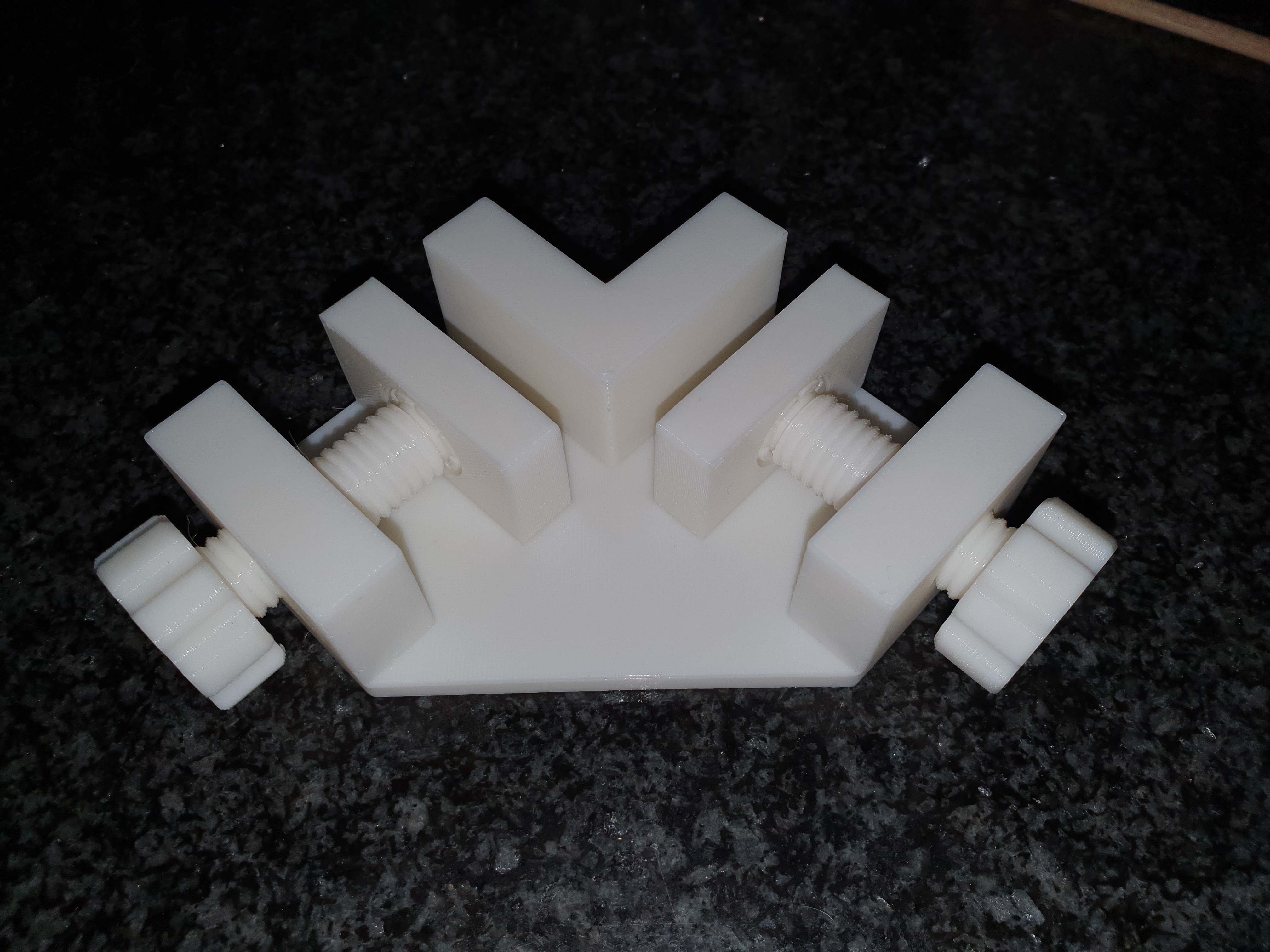 Miniatura 2 do modelo 3D Corner clamp/vice