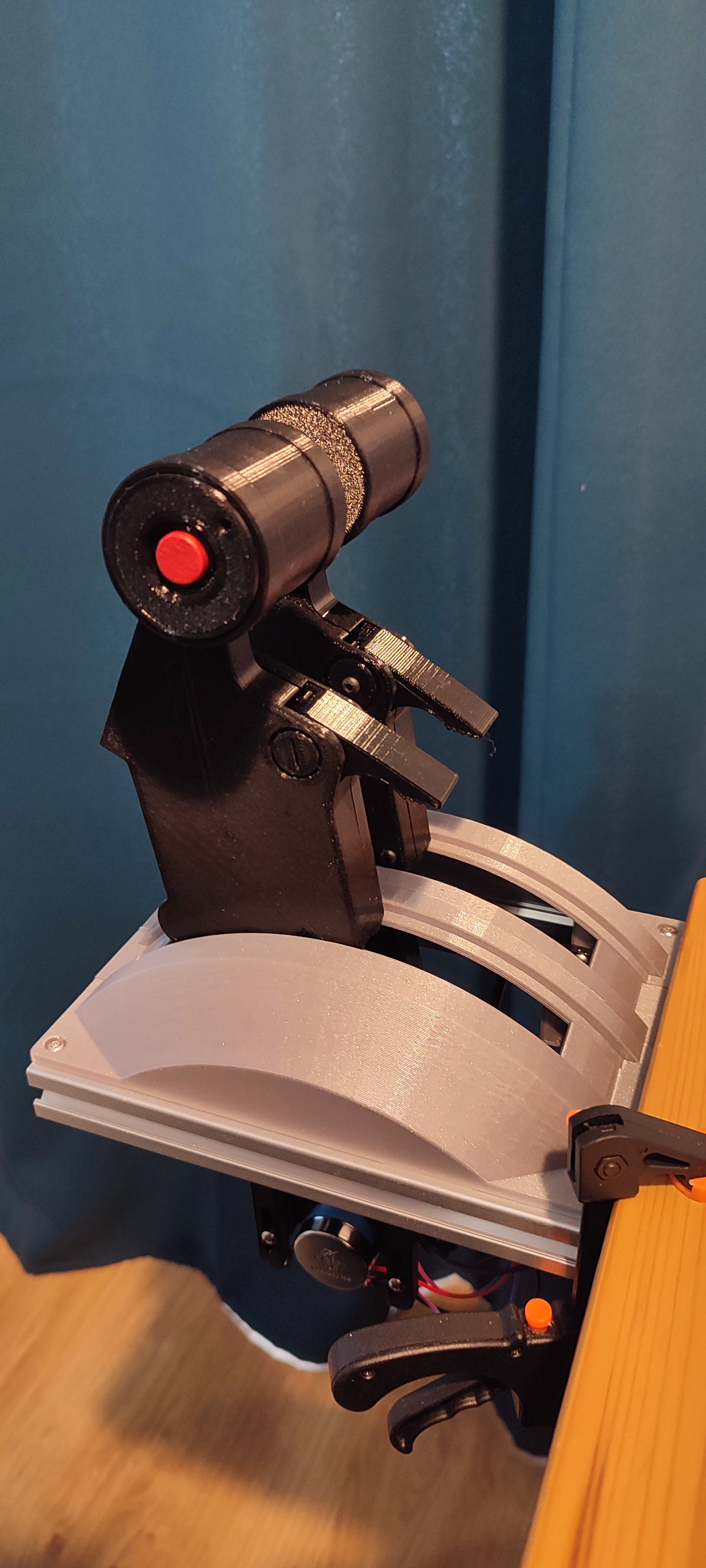 A320 throttle quadrant with spring-loaded detent plate