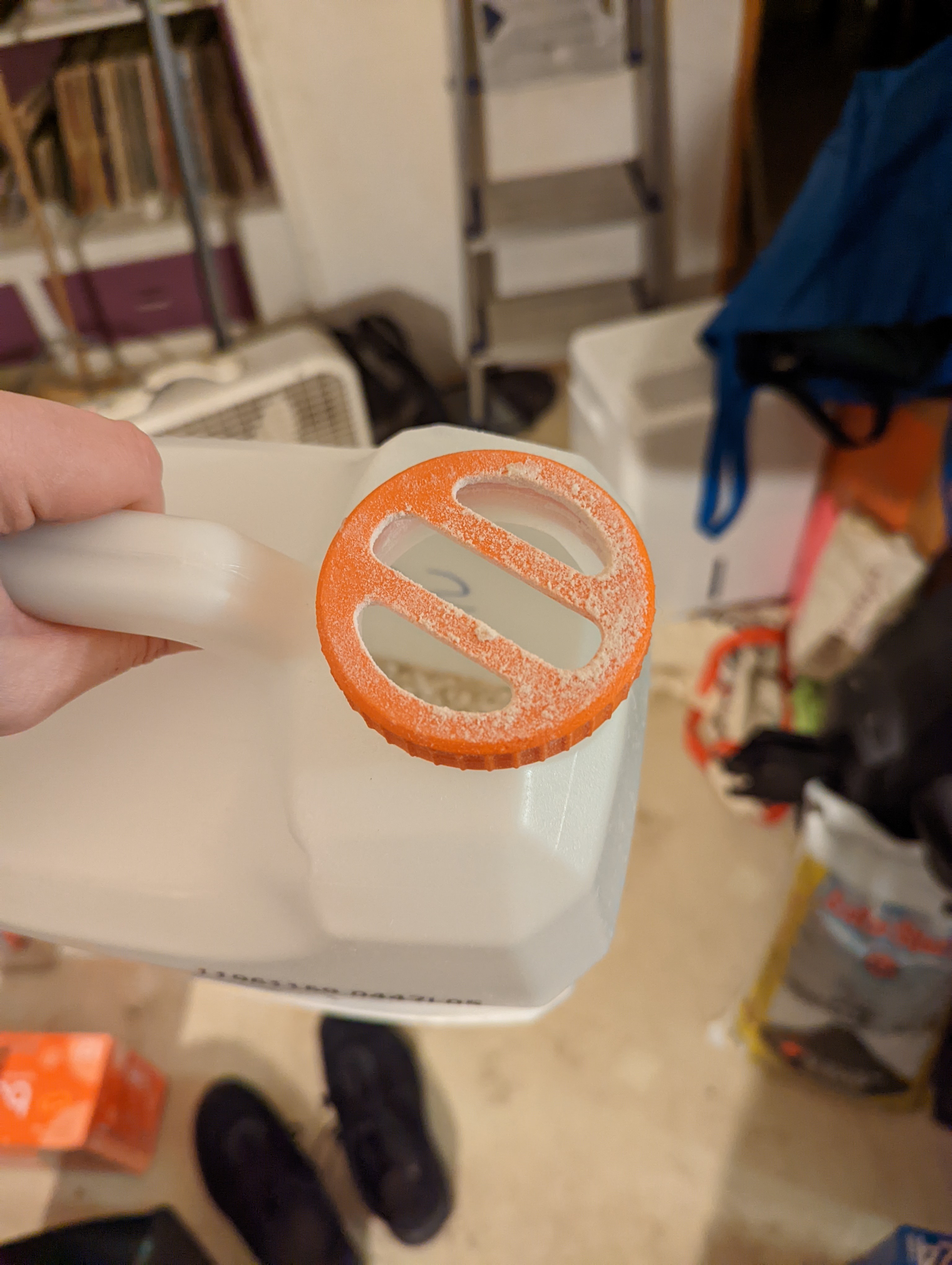 Ice salt spreading lid for Tidy Cats jug