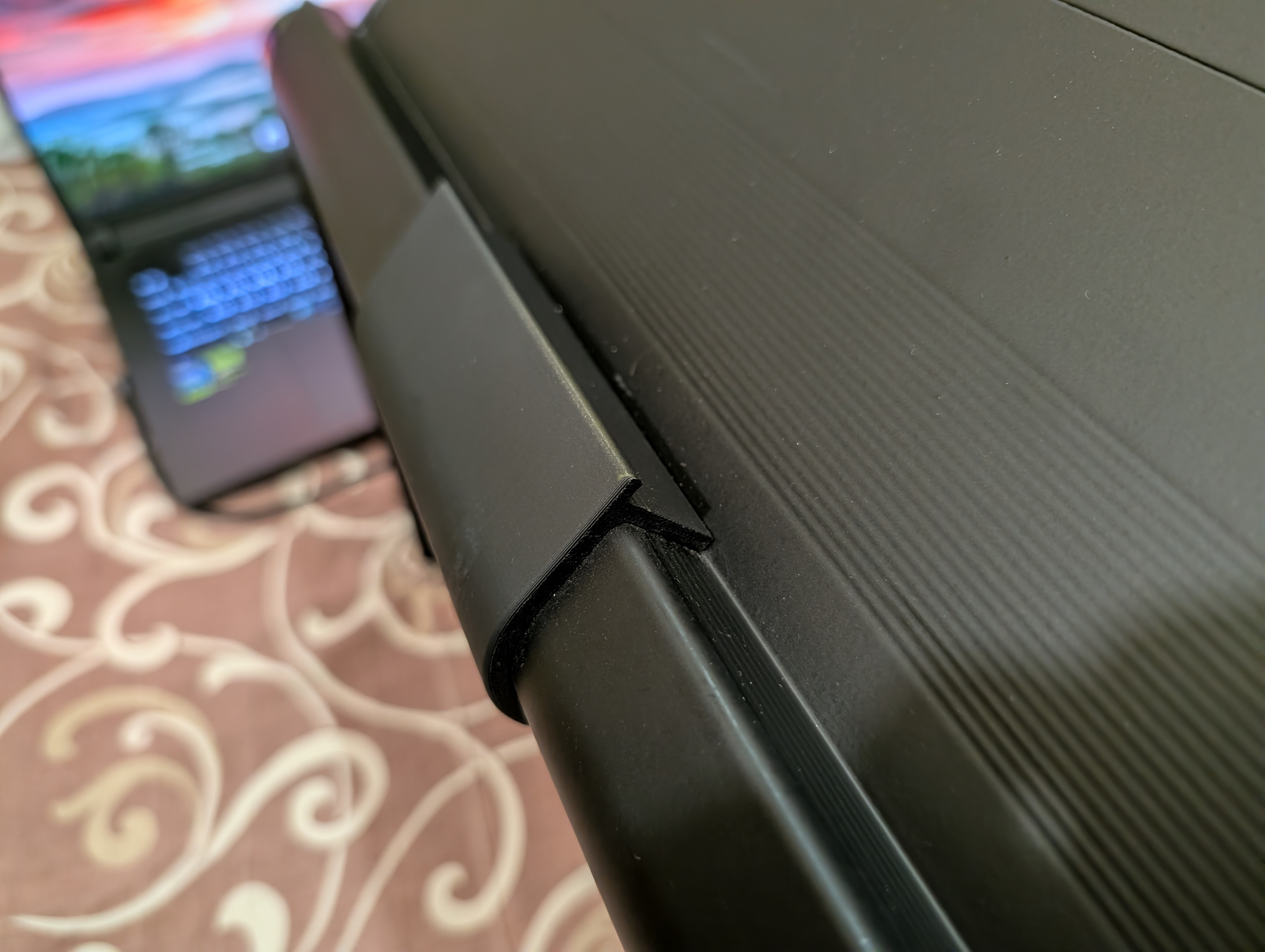 Laptop barrier for laptop table-transformer UFT T38