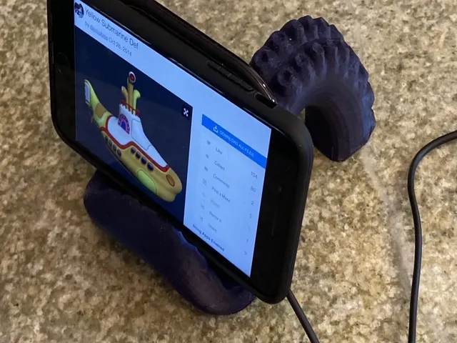 Qi Wireless Octopus Tentacle Phone Stand with Pockets for Magnets