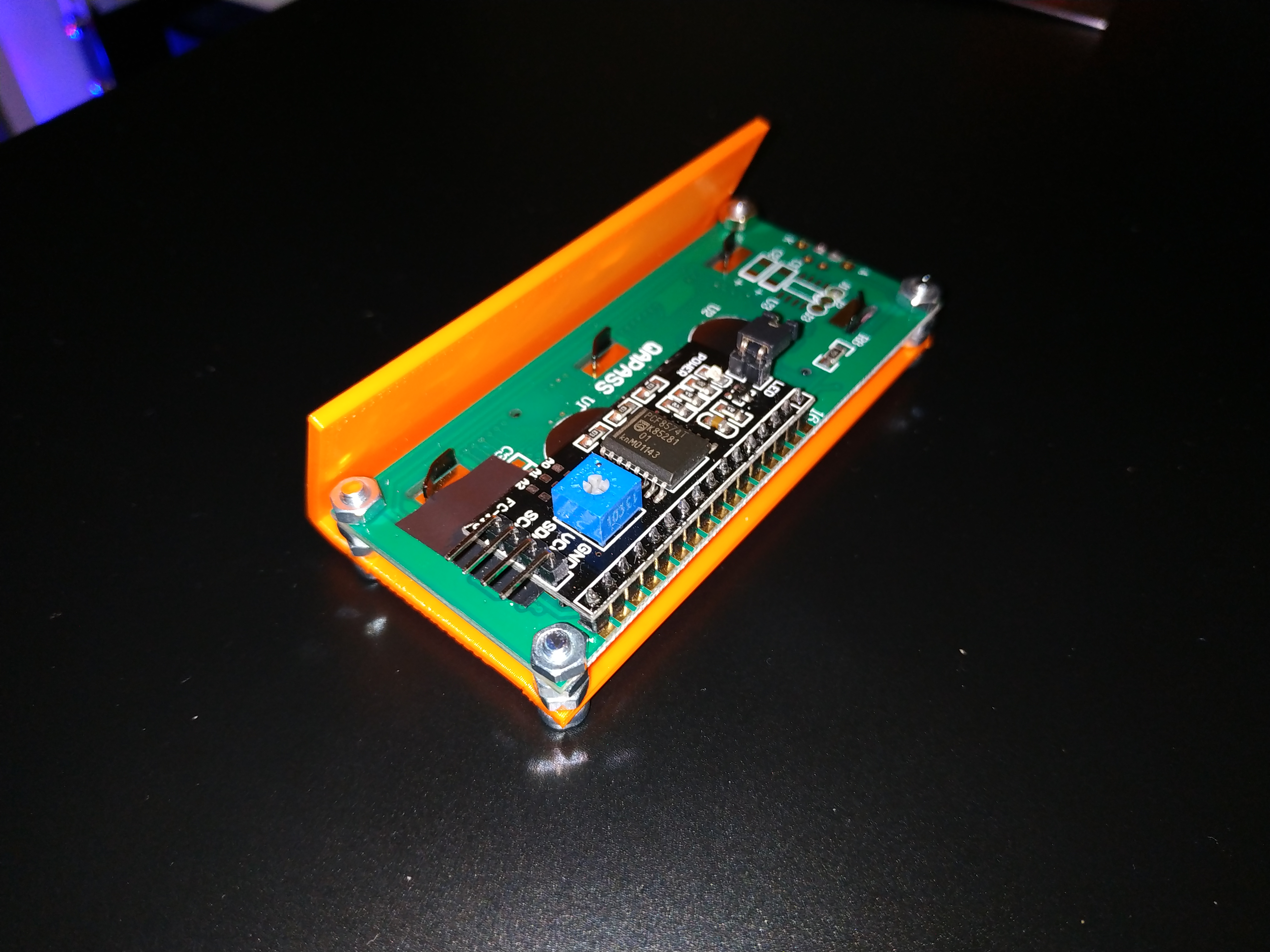 Miniatura 2 do modelo 3D Simple LCD 1602 tilted holder - bracket
