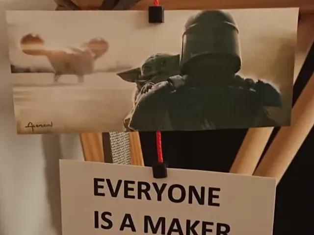 Picture/Photo Hanger for a Thread