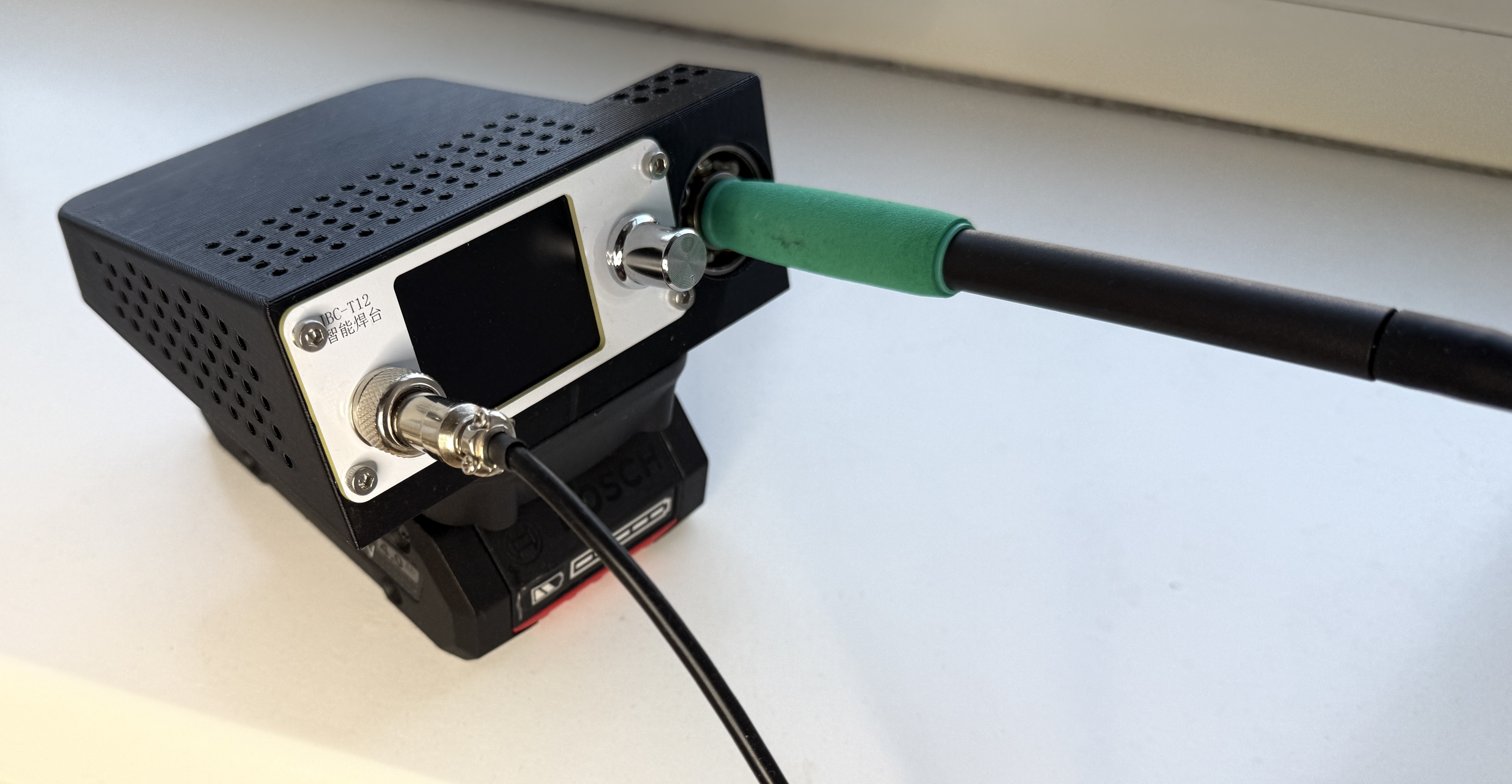 Battery powered soldering station T12