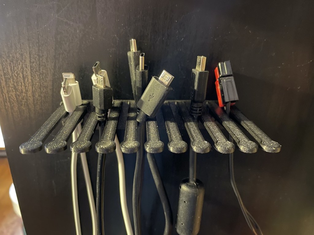 Small cable hanger