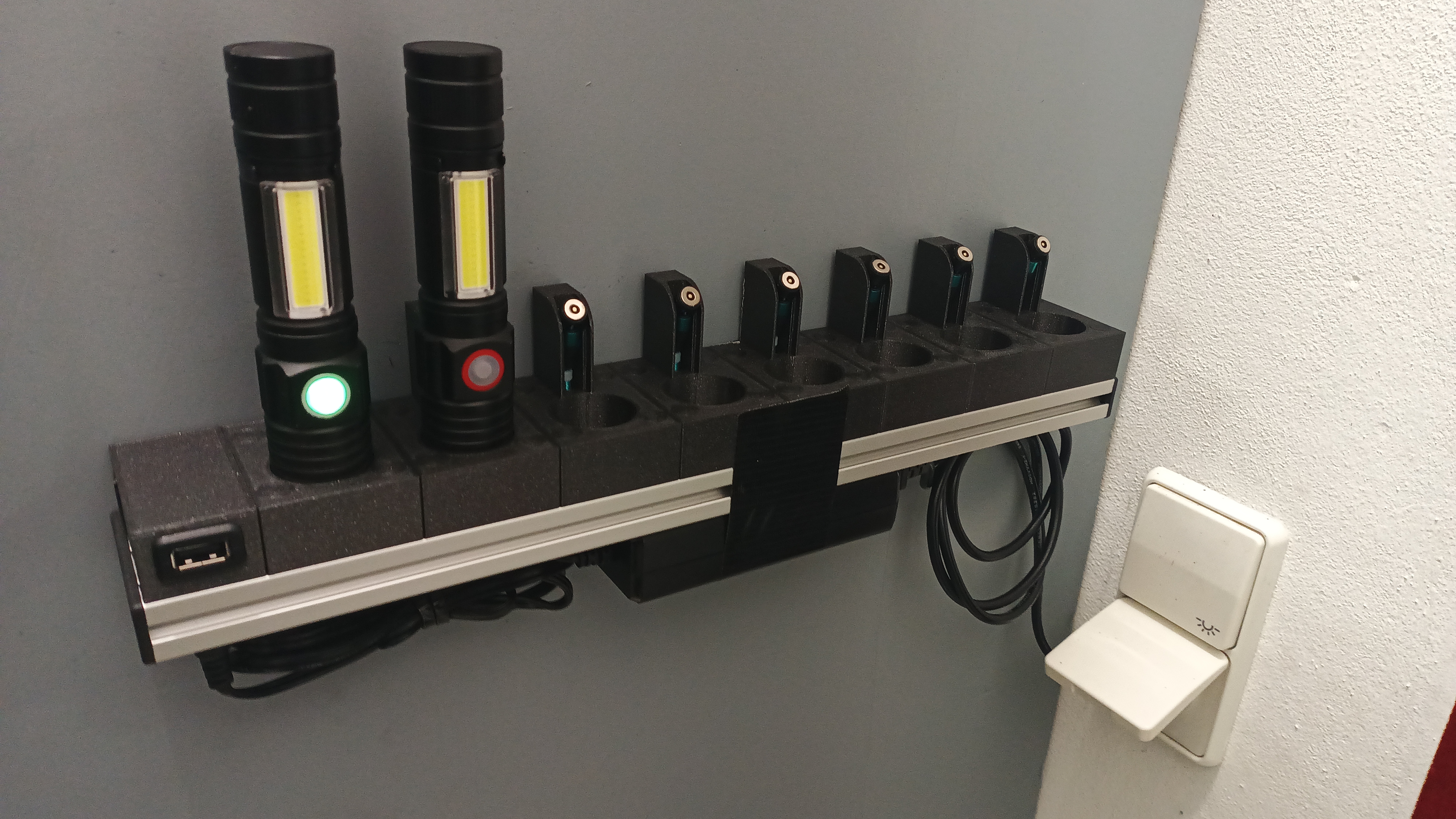Multi-Ladegerät für Taschenlampen von Karrong