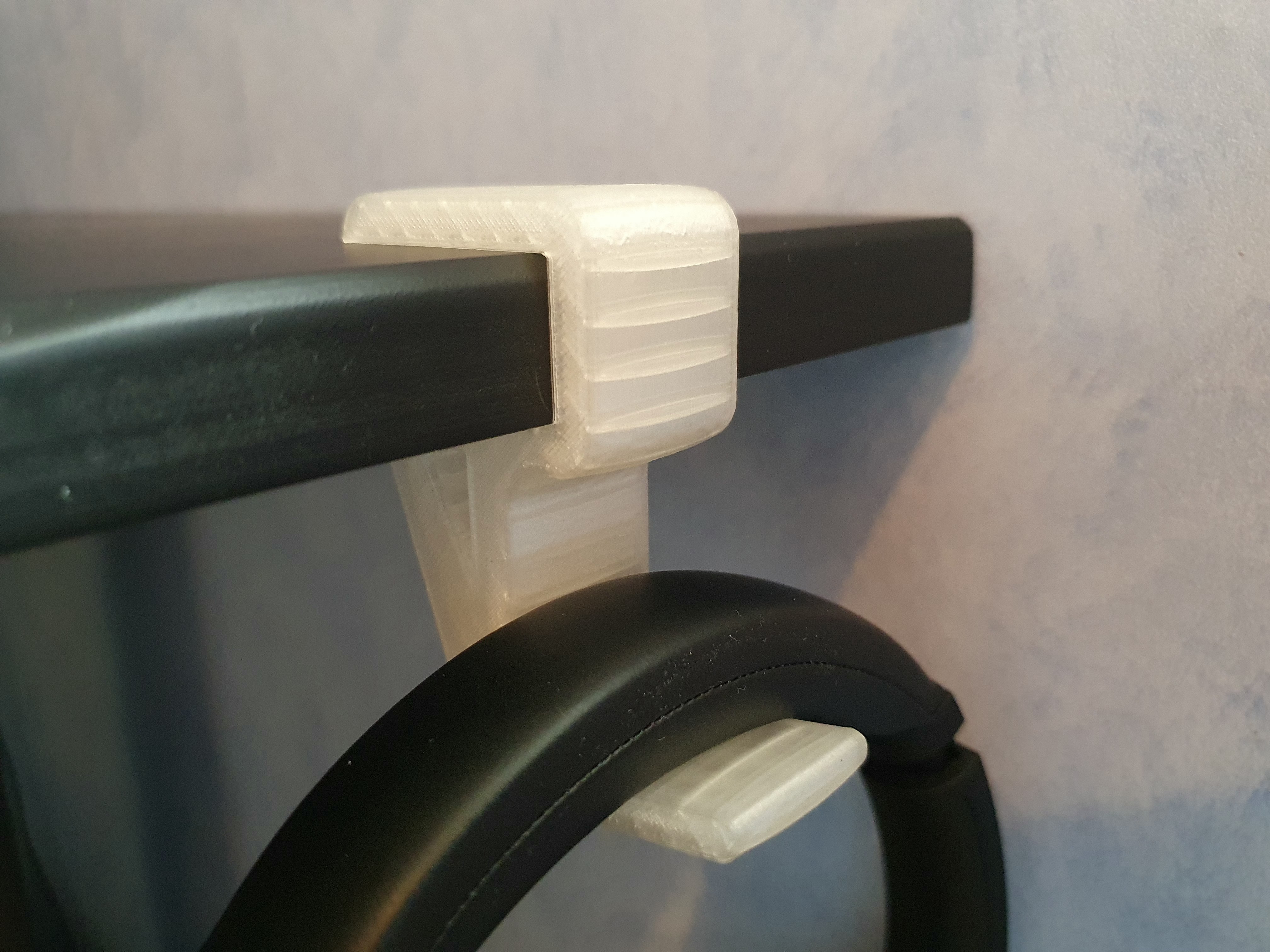 Headphone desk holder (no screw but very strong !)